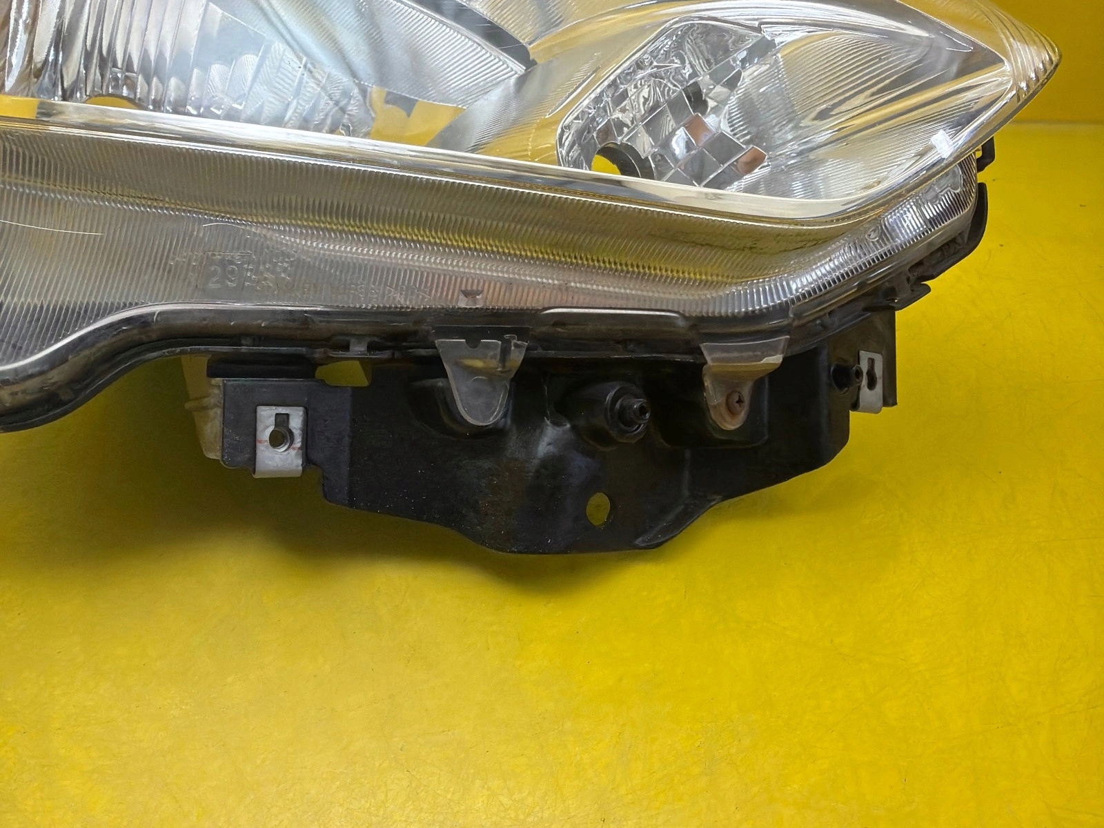 light right front Suzuki Swift MK8 17-24
