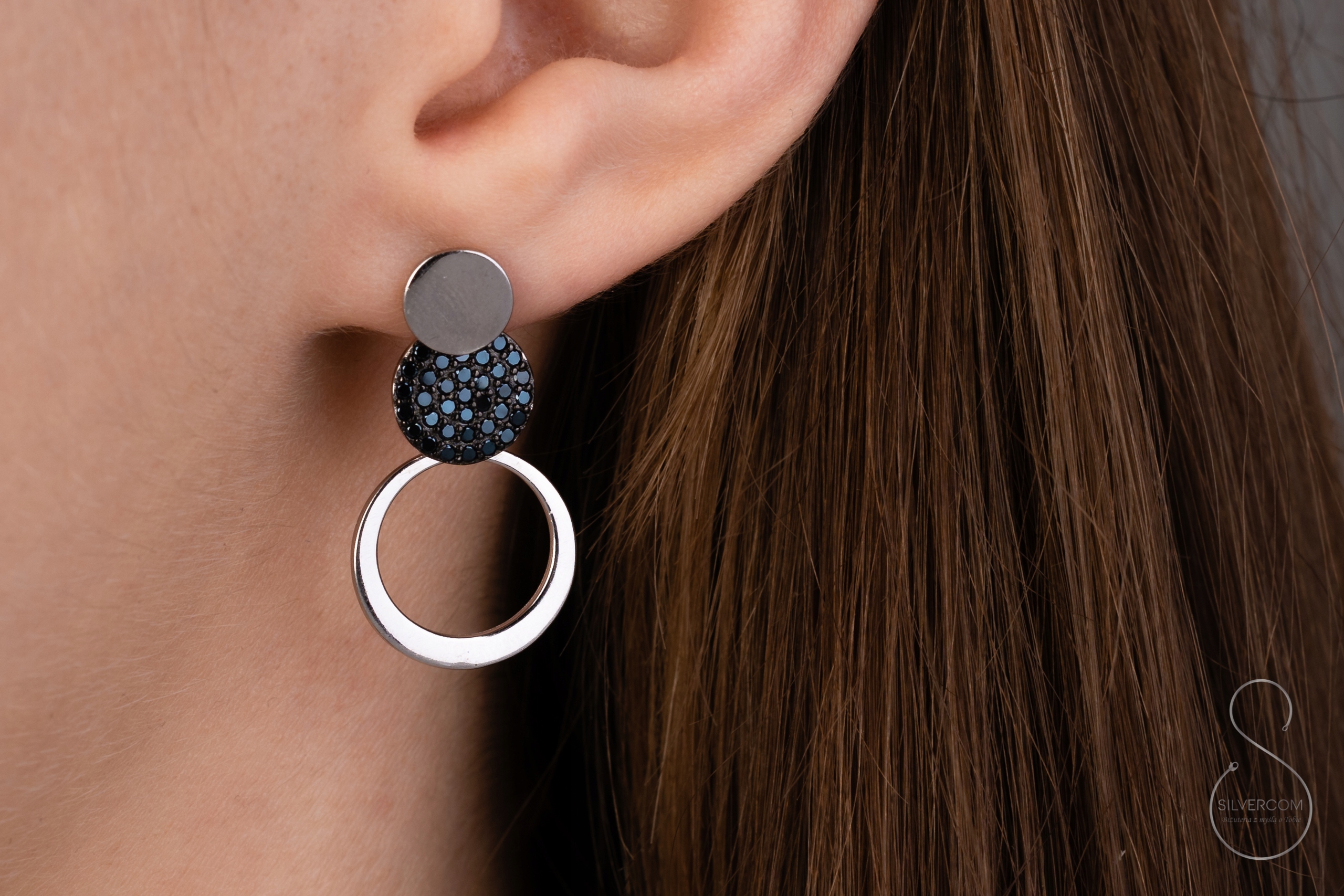 Stříbrné Náušnice 925 S Trojitými Kroužky A Černými Zirkony Jako Dárek Ženu