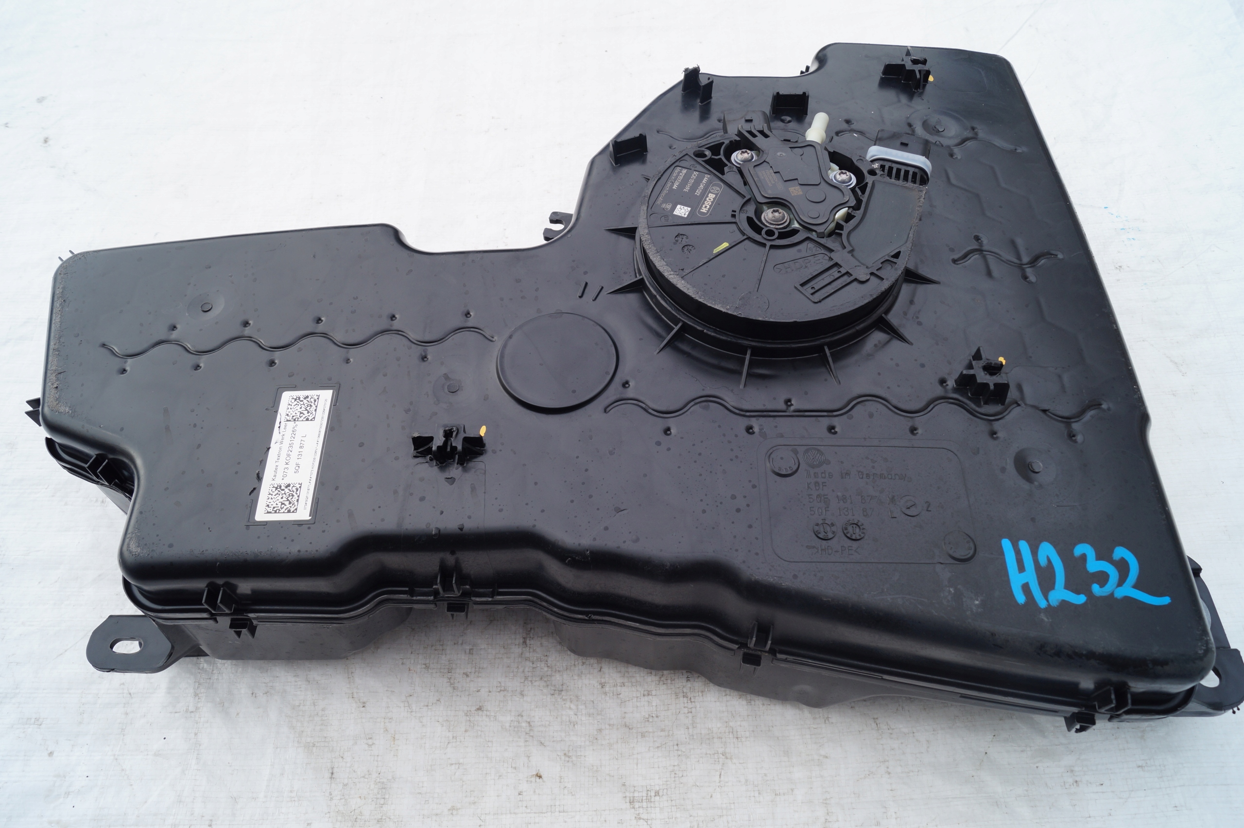 0444040022 5Q0131969E - БАК НАСОС ADBLUE VW TIGUAN II 2.0 5QF131877L