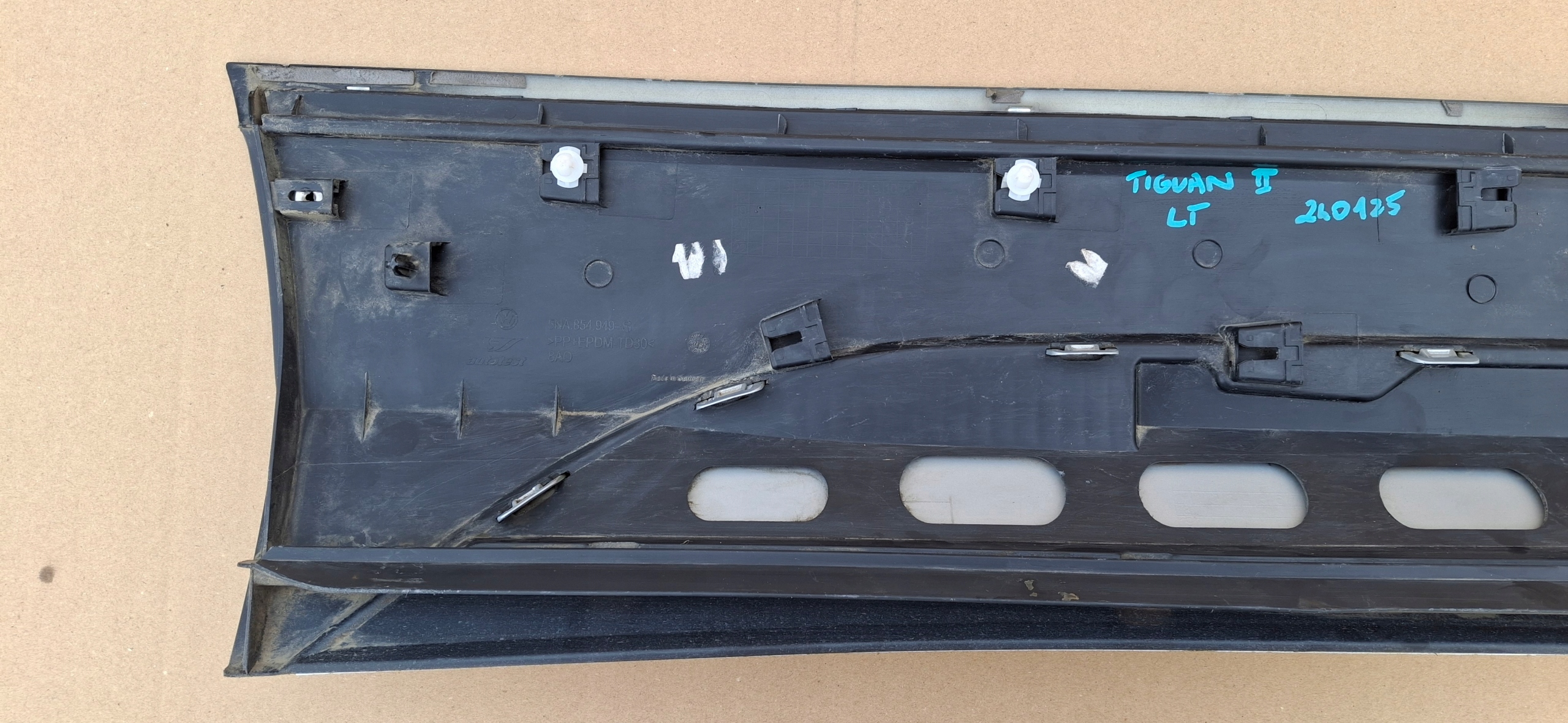 VW TIGUAN II 5NA LISTWA NAKŁADKA DRZWI LEWY TYŁ LEWA 5NA854949S Jakość części (zgodnie z GVO) O - oryginał z logo producenta pojazdu (OE)