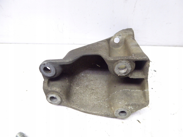 AUDI A4 B5 8D5 97-01 ŁAPA WSPORNIK SKRZYNI BIEGÓW 2.4 V6 ALF Numer katalogowy części 8D0399113A