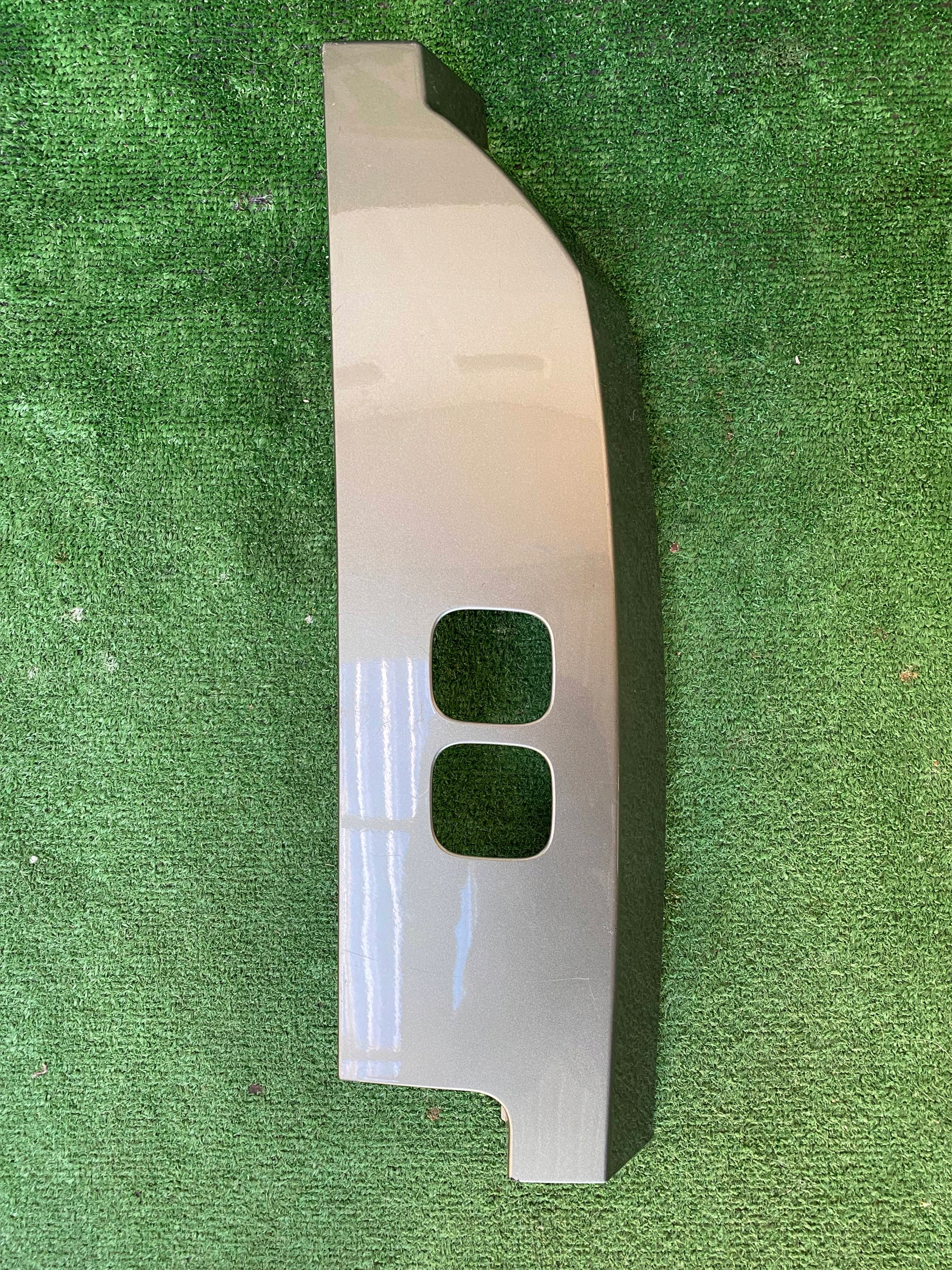 L8B2-28660-ACW - DEFENDER L663 накладка на задний фонарь правая