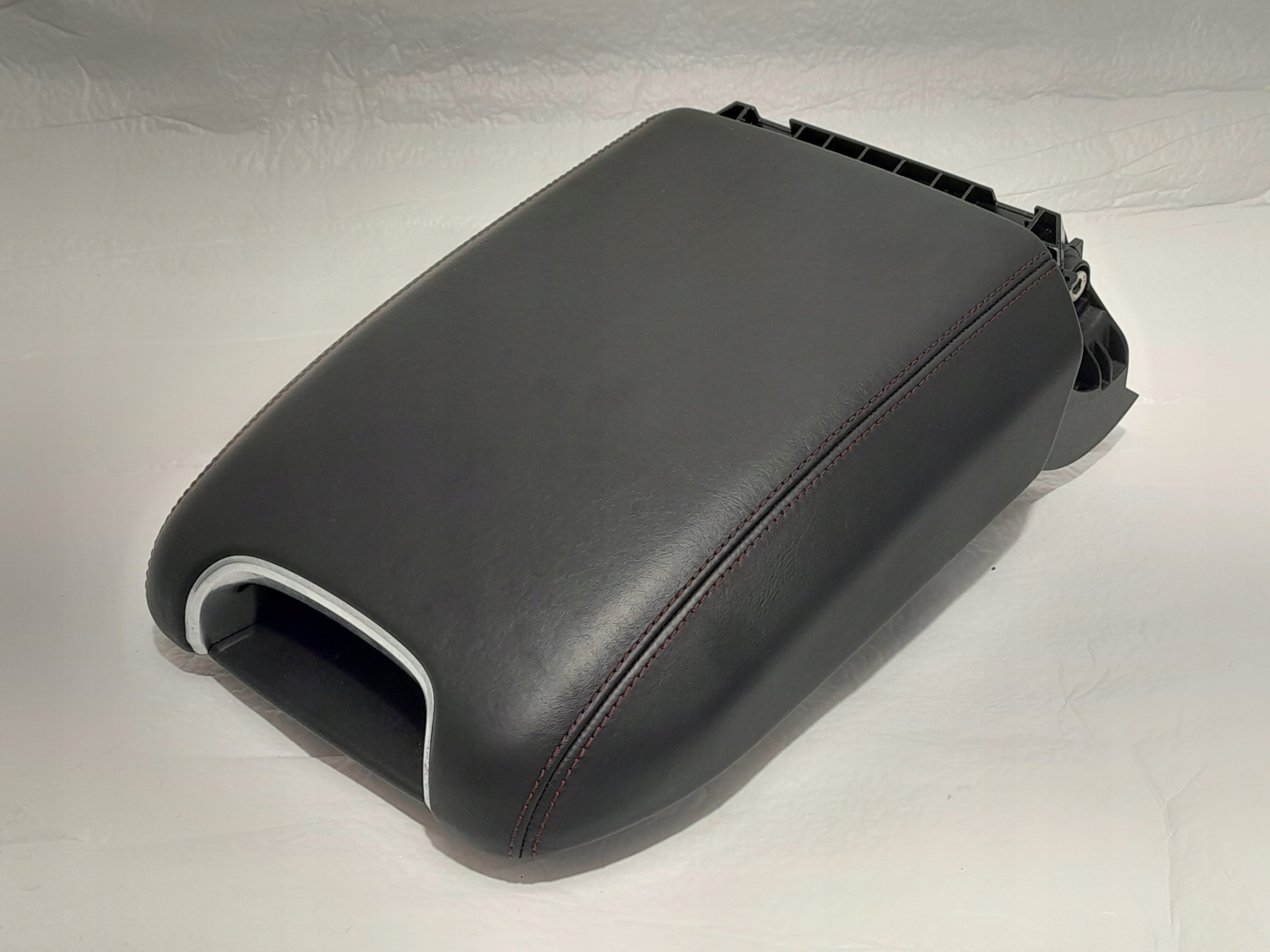 PORSCHE CAYENNE 9Y armrest leather red NIC 9Y0864101B