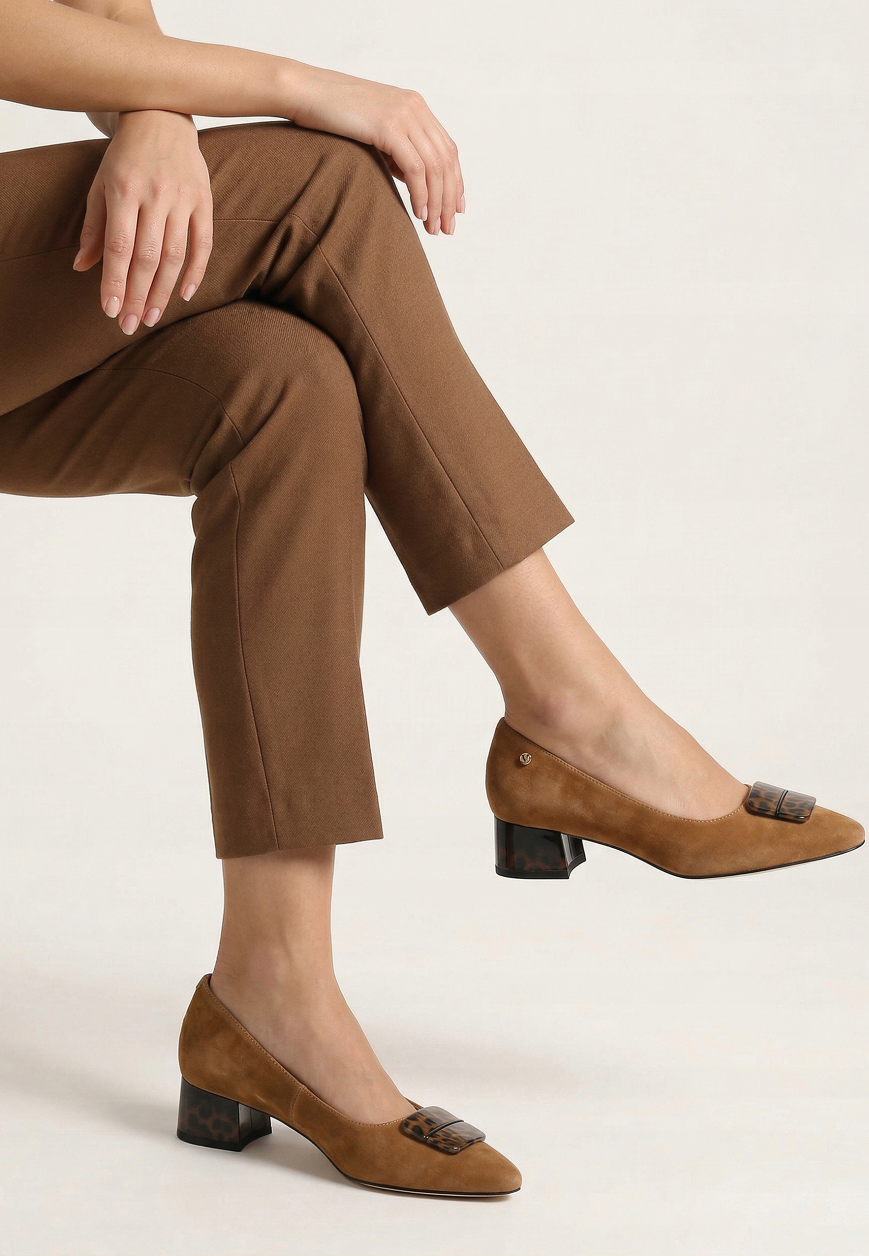 Venezia Zamszowe brązowe czółenka z motywem zwierzęcym roz. 38