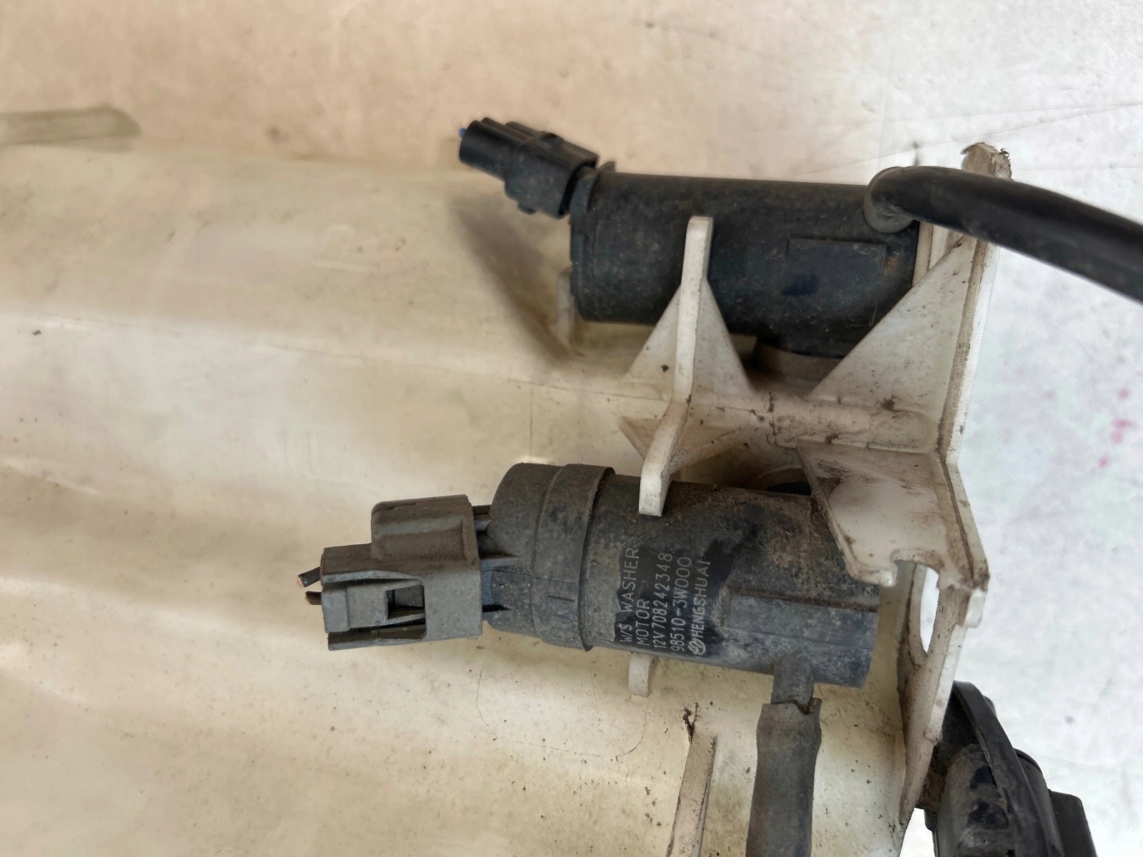washer fluid tank pump Kia Sportage III