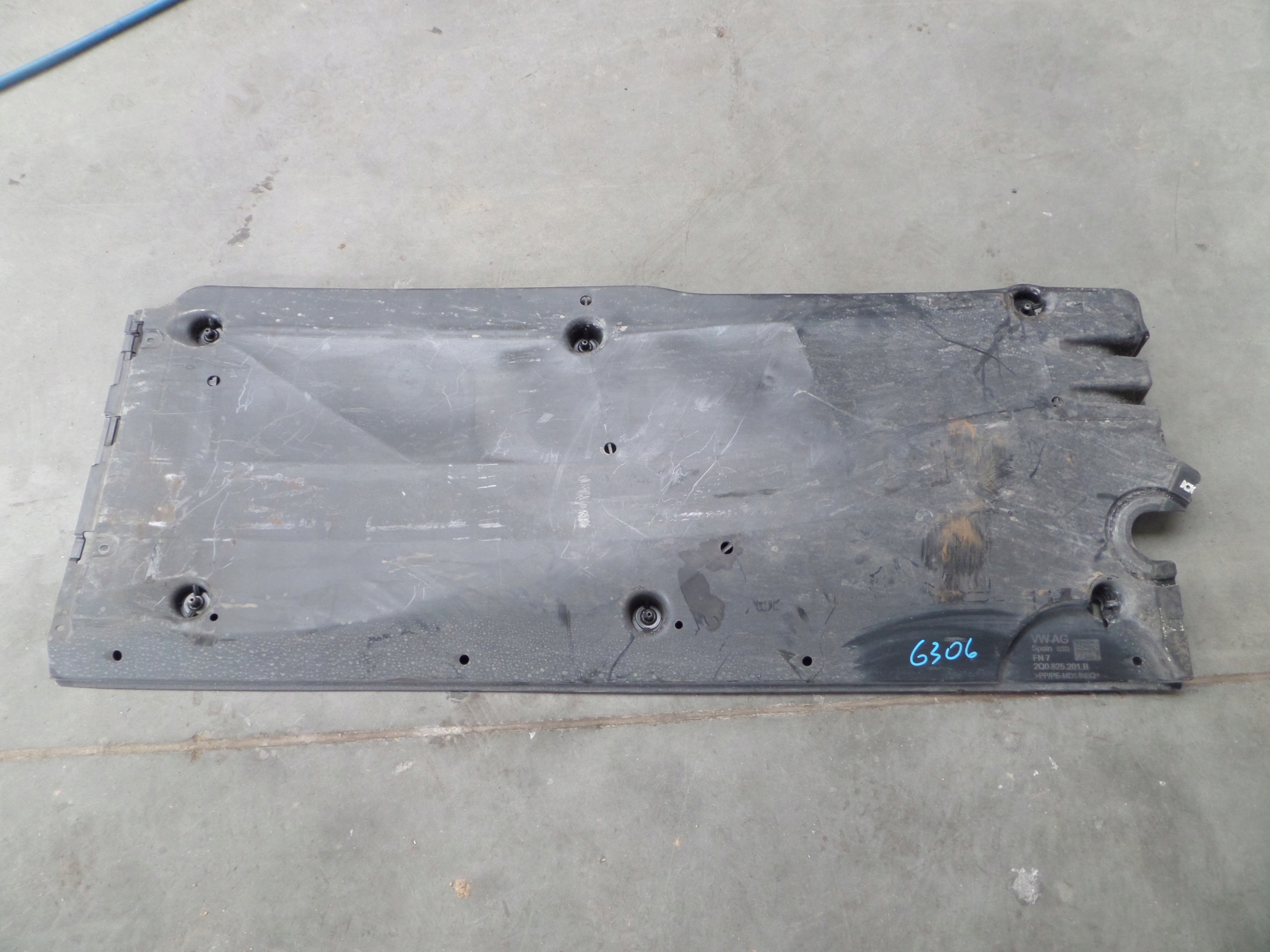 links Blende Abdeckung abdeckung Unterfahrschutz VW SKODA SEAT 2Q0825201B