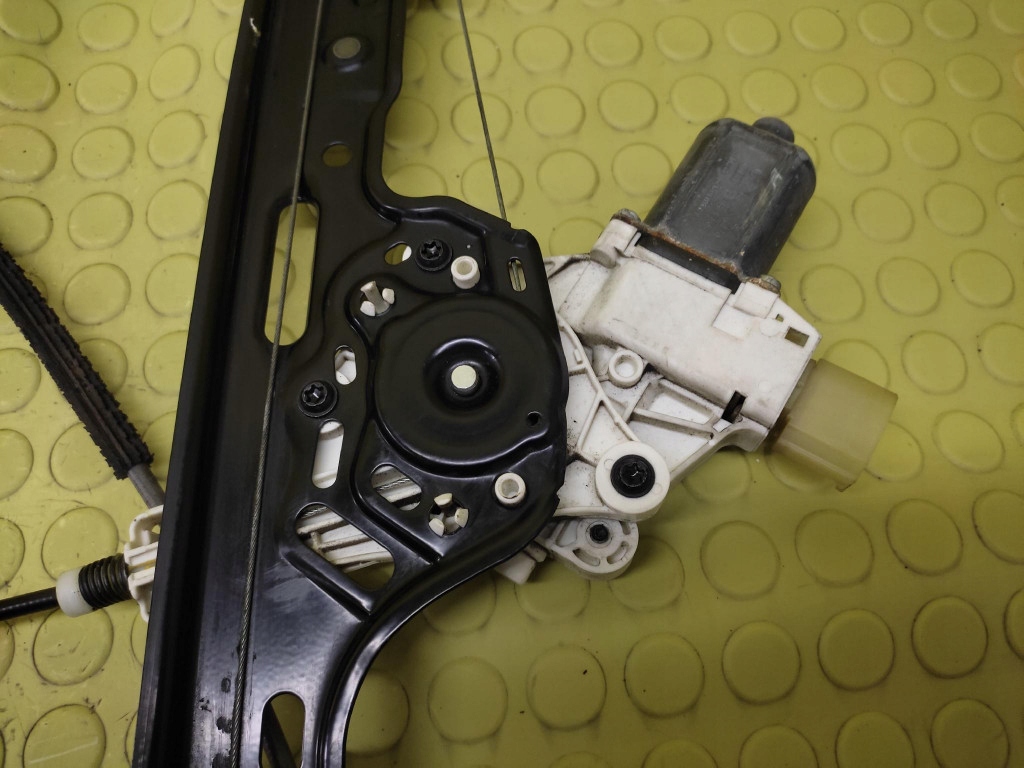 BMW 1 E87 window regulator left front