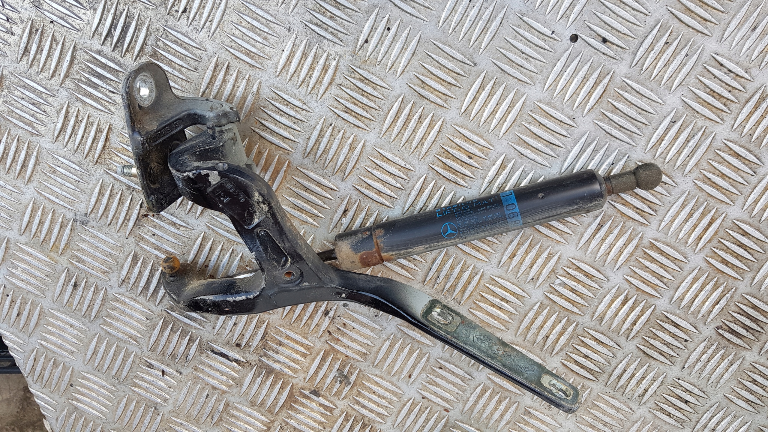 MERCEDES W211 KOMBI hinge bonnet boot left / right damper 1SZTUKA