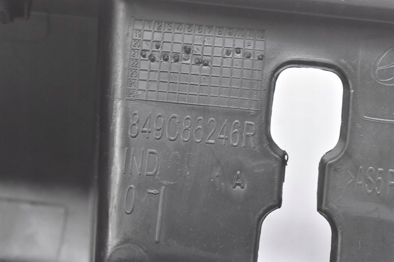 RYGIEL OSŁONA KLAPY BAGAŻNIKA DACIA SANDERO III STEPWAY BJI 2020+ OE Jakość części (zgodnie z GVO) Q - oryginał z logo producenta części (OEM, OES)