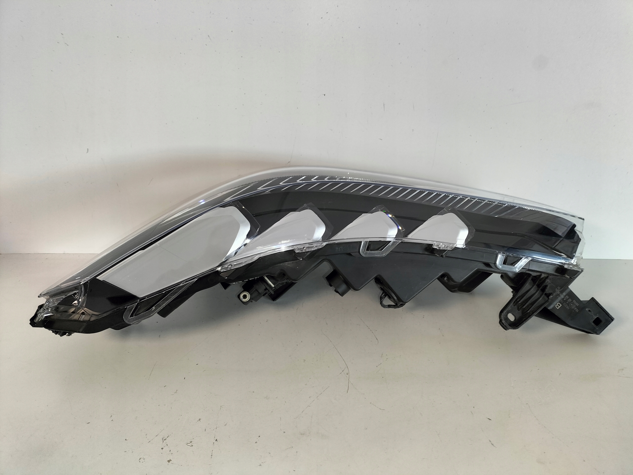 light front reflektor left TOYOTA COROLLA CROSS 20- FULL LED