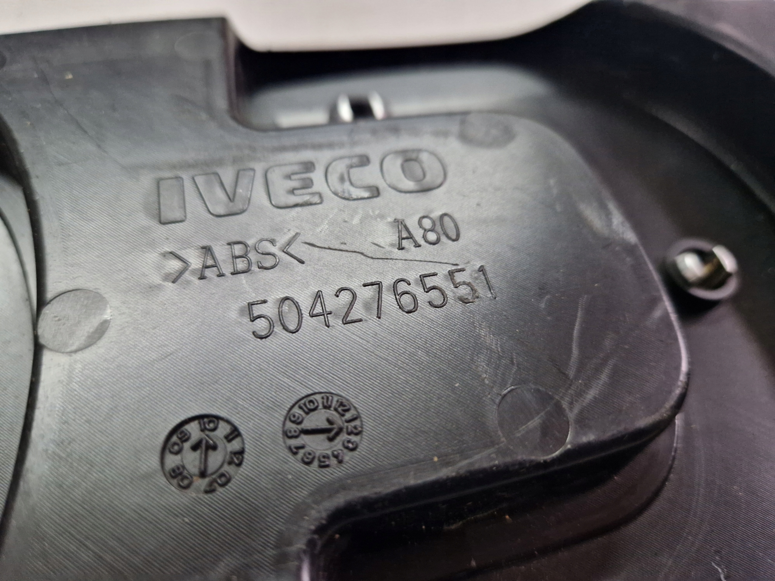 Emblemat Znaczek przód IVECO 504276551 Marka Iveco