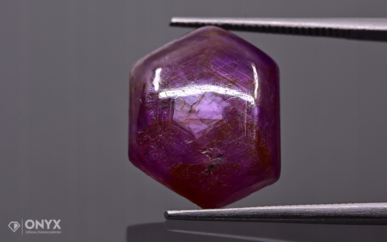 Rubín konvexní nepravidelná dlažba 17x13,5 mm