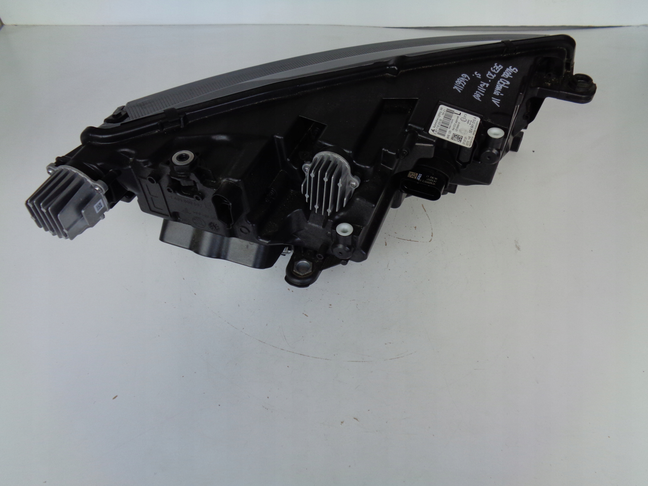 light left REFLEKTOR SKODA OCTAVIA IV 5E3 20- FULL LED