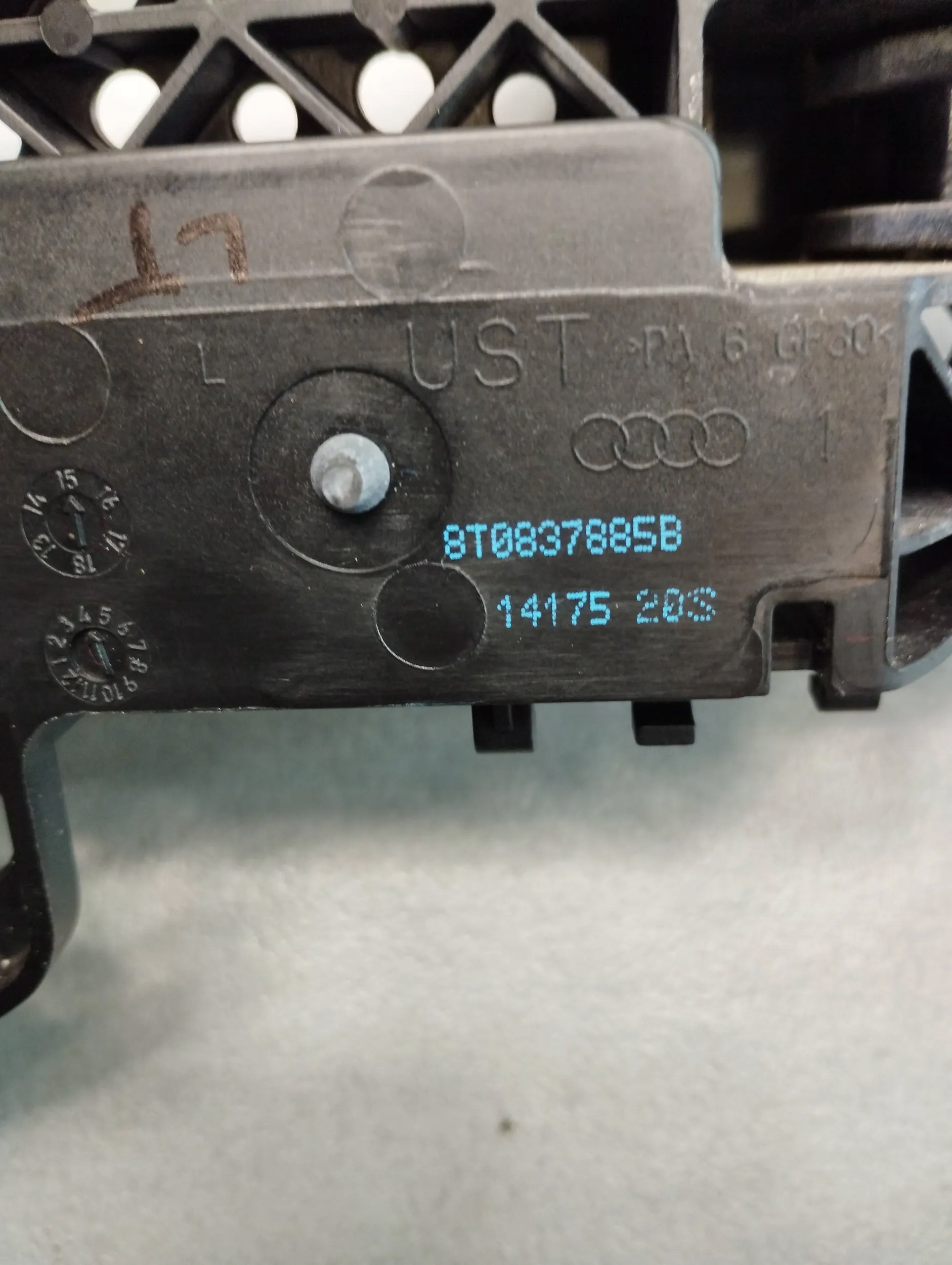 Audi A4 B8 handle left rear part LY7F