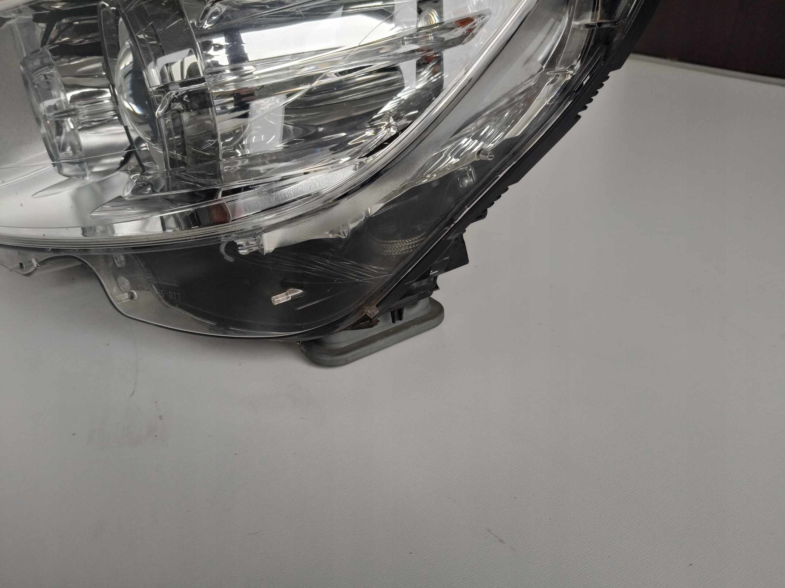 light left REFLEKTOR MERCEDES C-KLASA W204 07-10 XENON