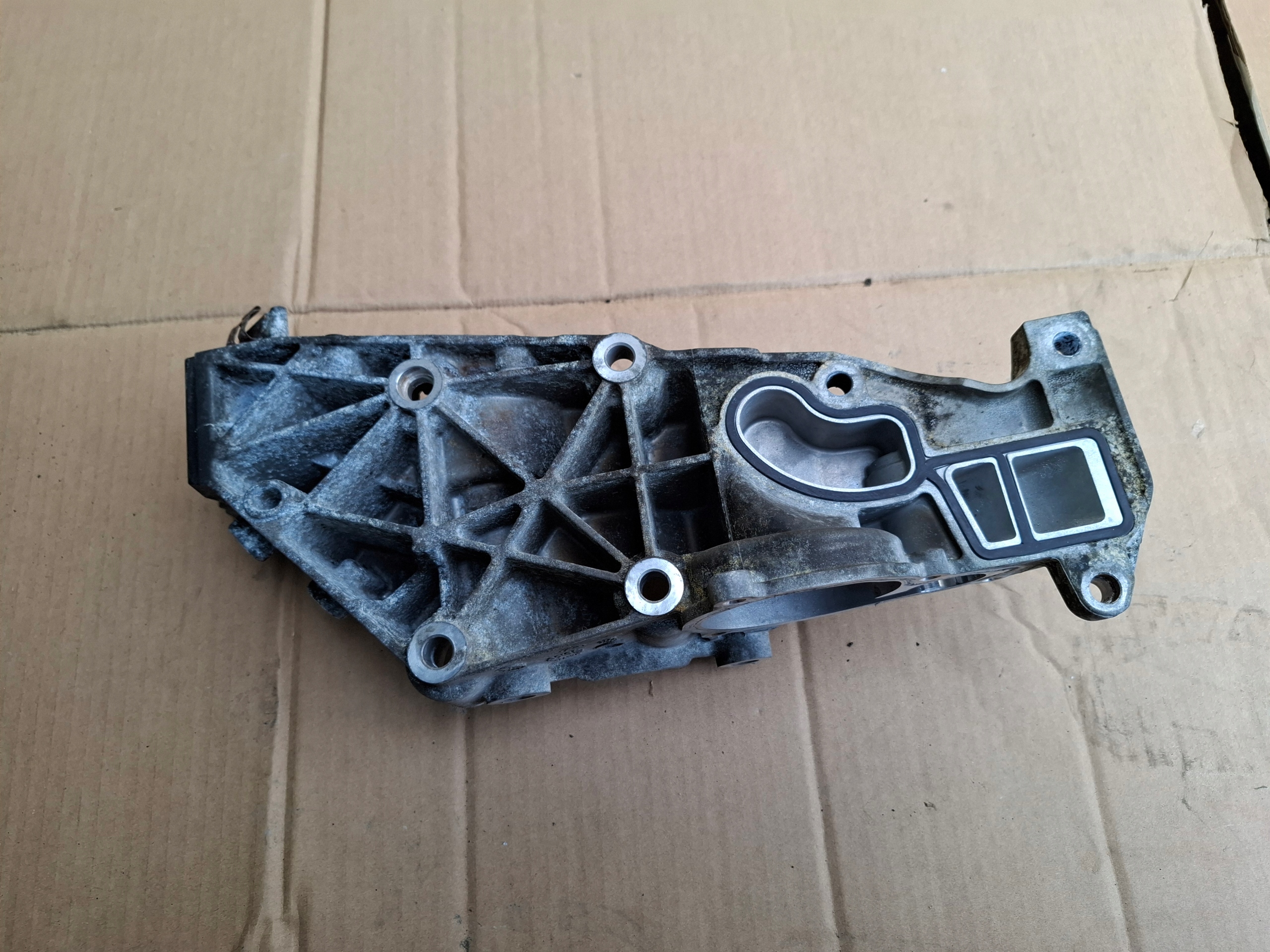 držač držač alternatora POMPY vode BMW F20 1.5 D