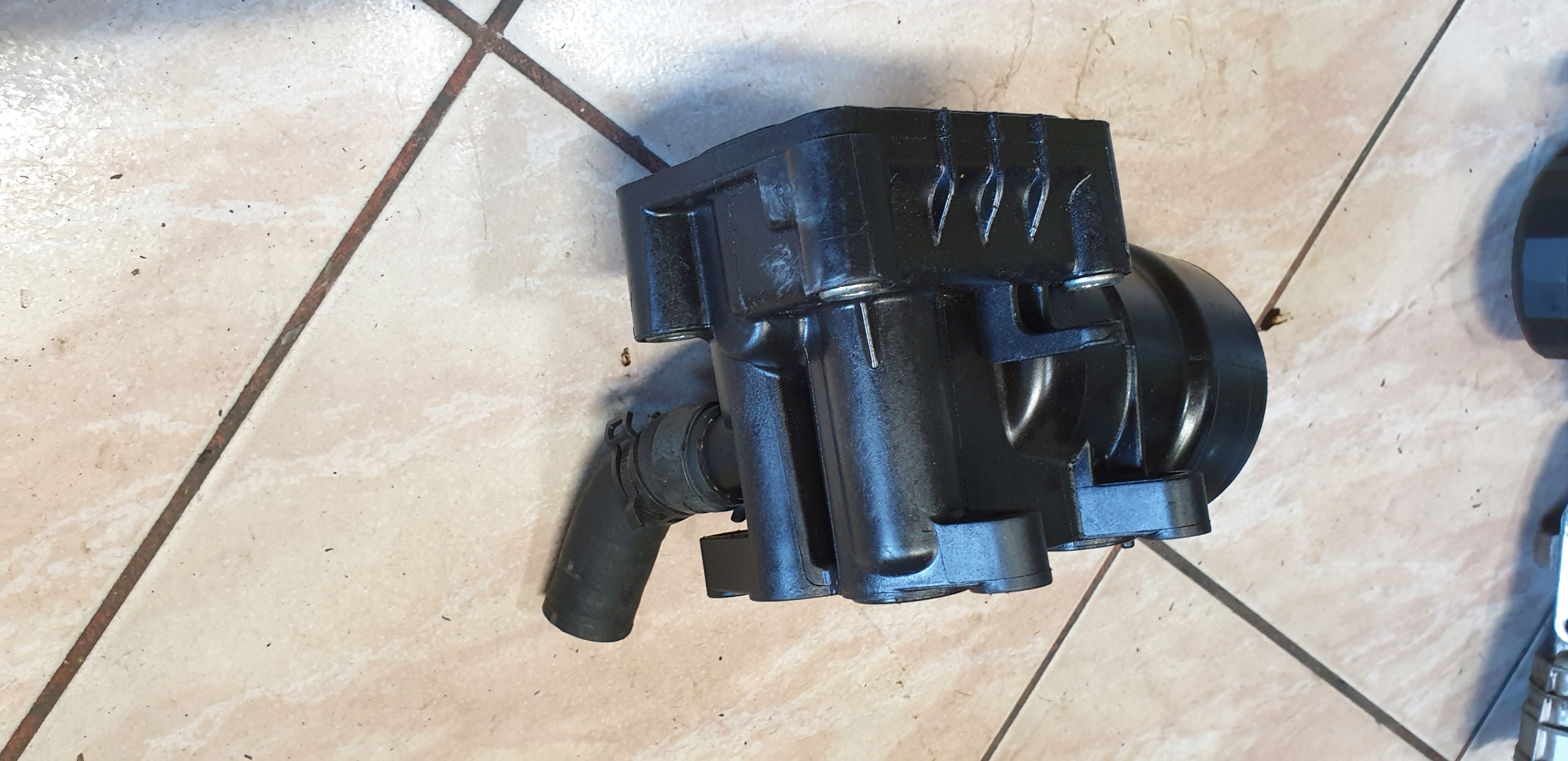 Gehäuse Ölfiltergehäuse AUDI A4 B8 8K A5 8T 2.0 TDI OE