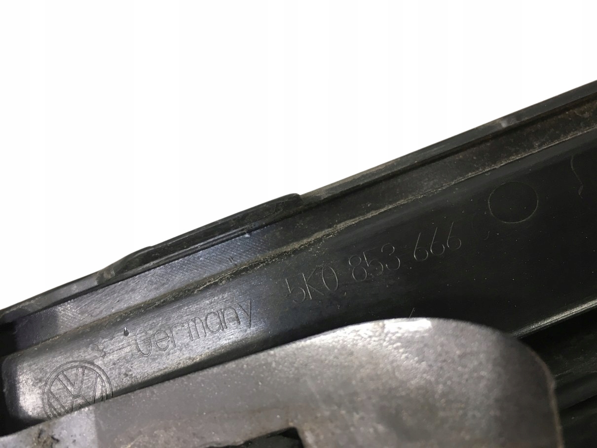 Grill mitte der Stoßstange vorne GOLF VI 5K0853677C
