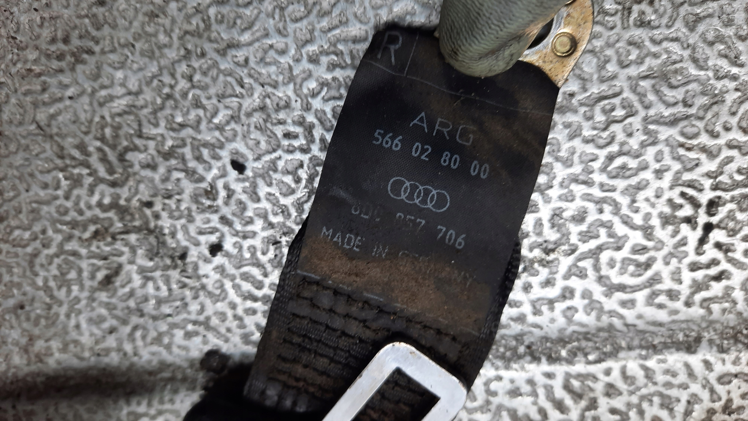 ремень безопасности Audi A4 B5 1.8b 95R 8D0857706
