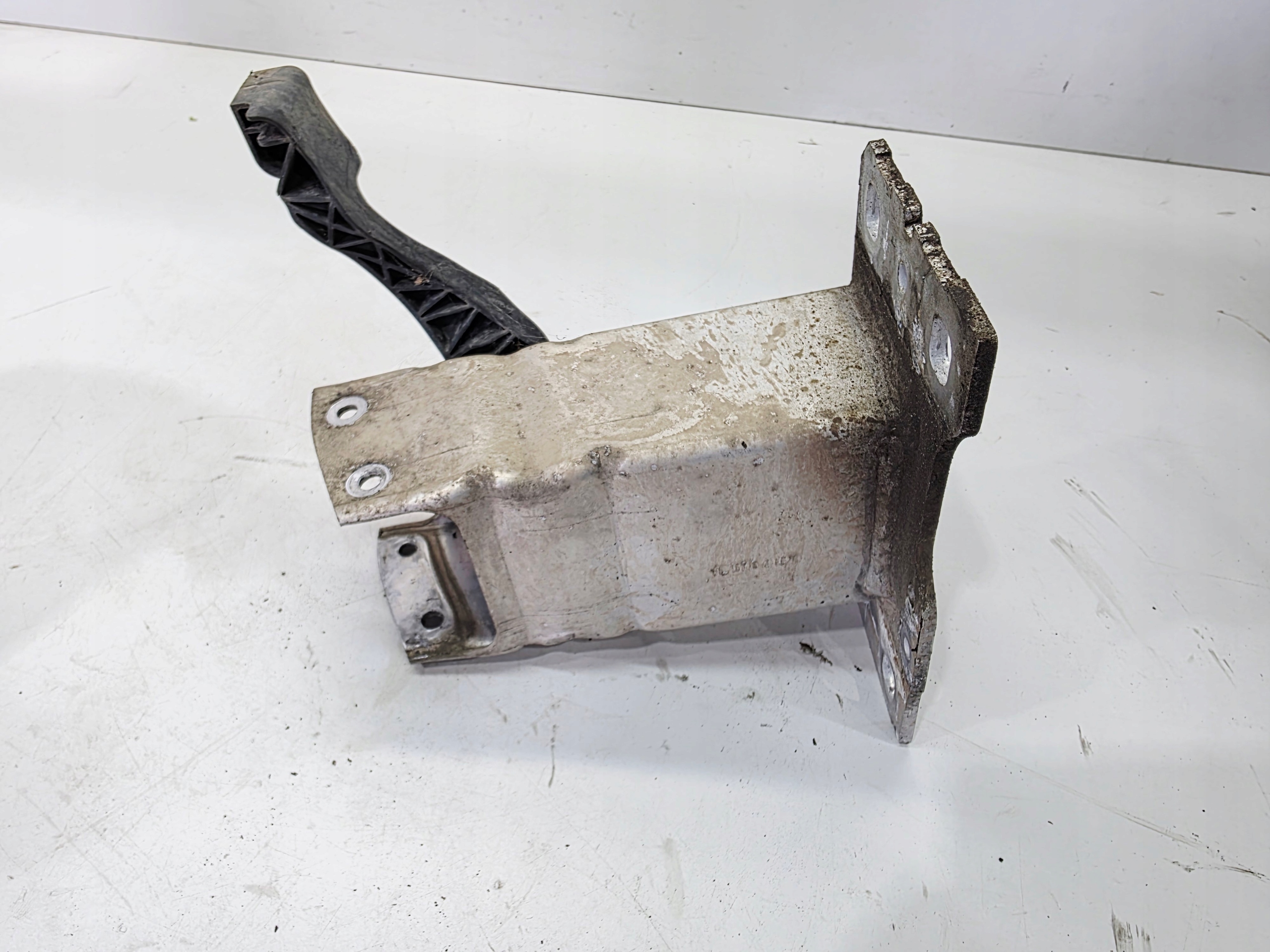 beam tip PODLUZNICY right AUDI A4 B9 8W0807134