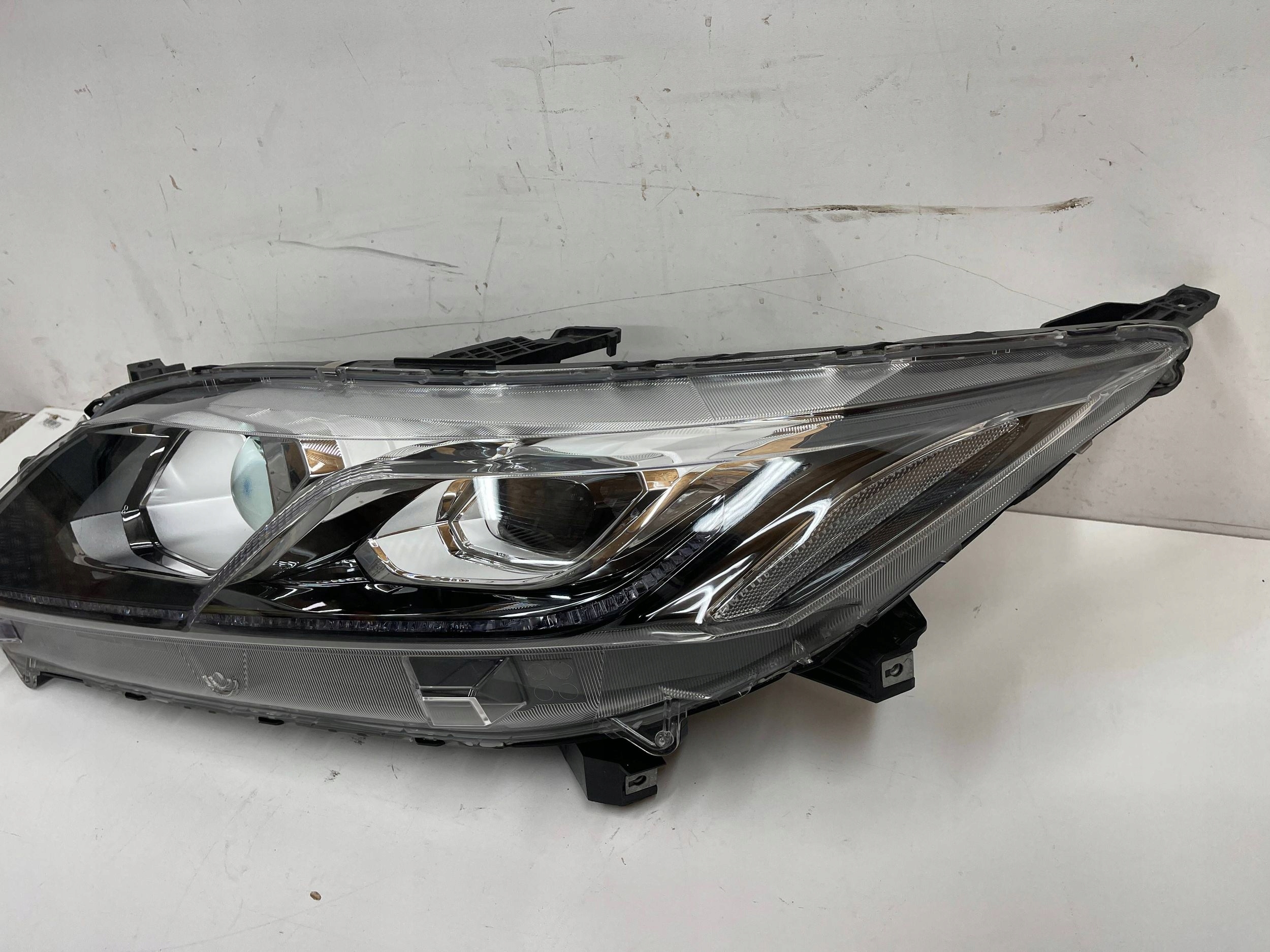 REFLEKTOR front side left MITSUBISHI ECLIPSE CROSS 17- LED