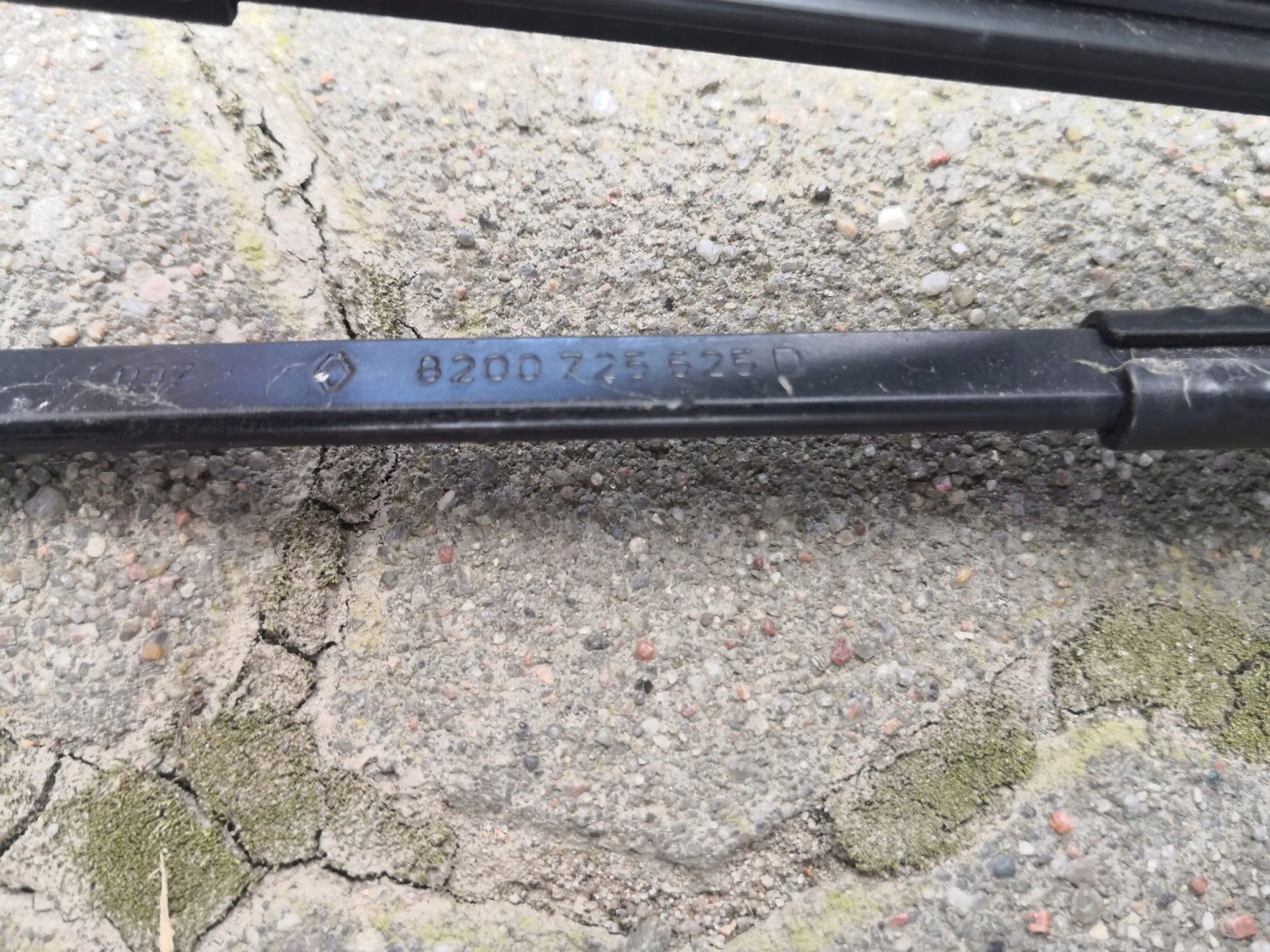 wiper arms left right RENAULT TWINGO II 8200725625D 8200725624D