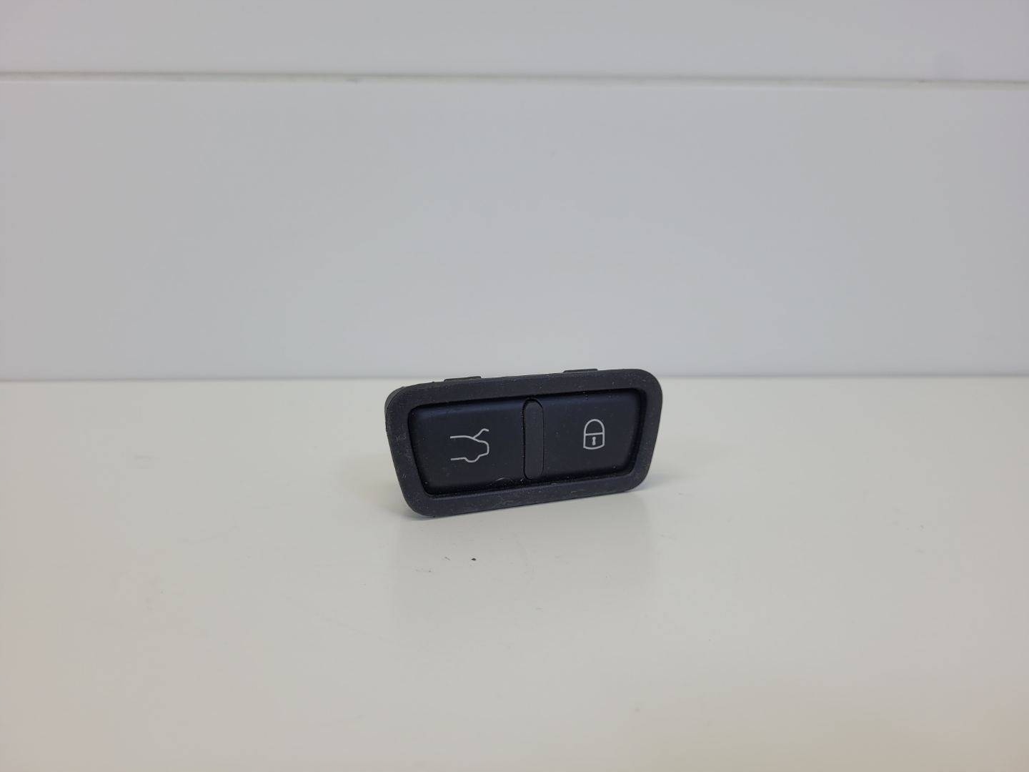 Bouton pour l’ouverture du capot Alfa Romeo Stelvio 2017 156129212