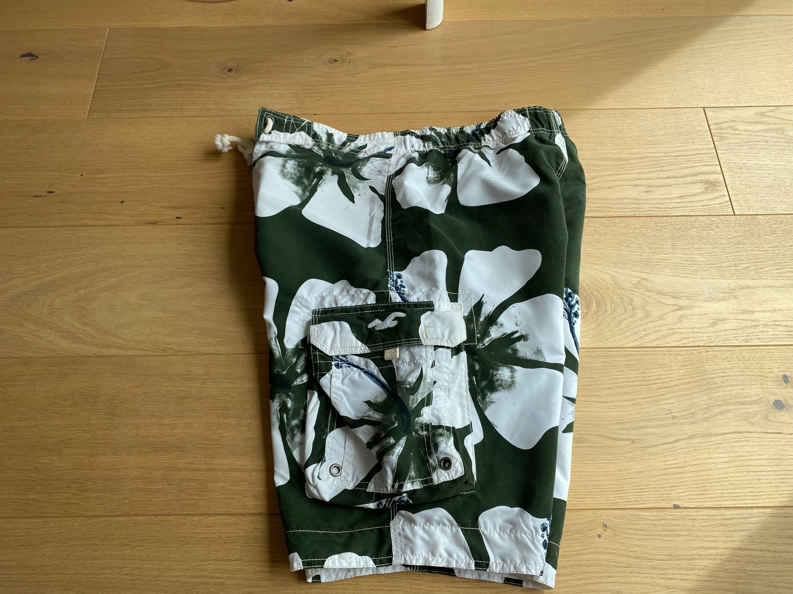 Boardshorty HOLLISTER L / zielono białe / 7450 Kolor dominujący odcienie zieleni