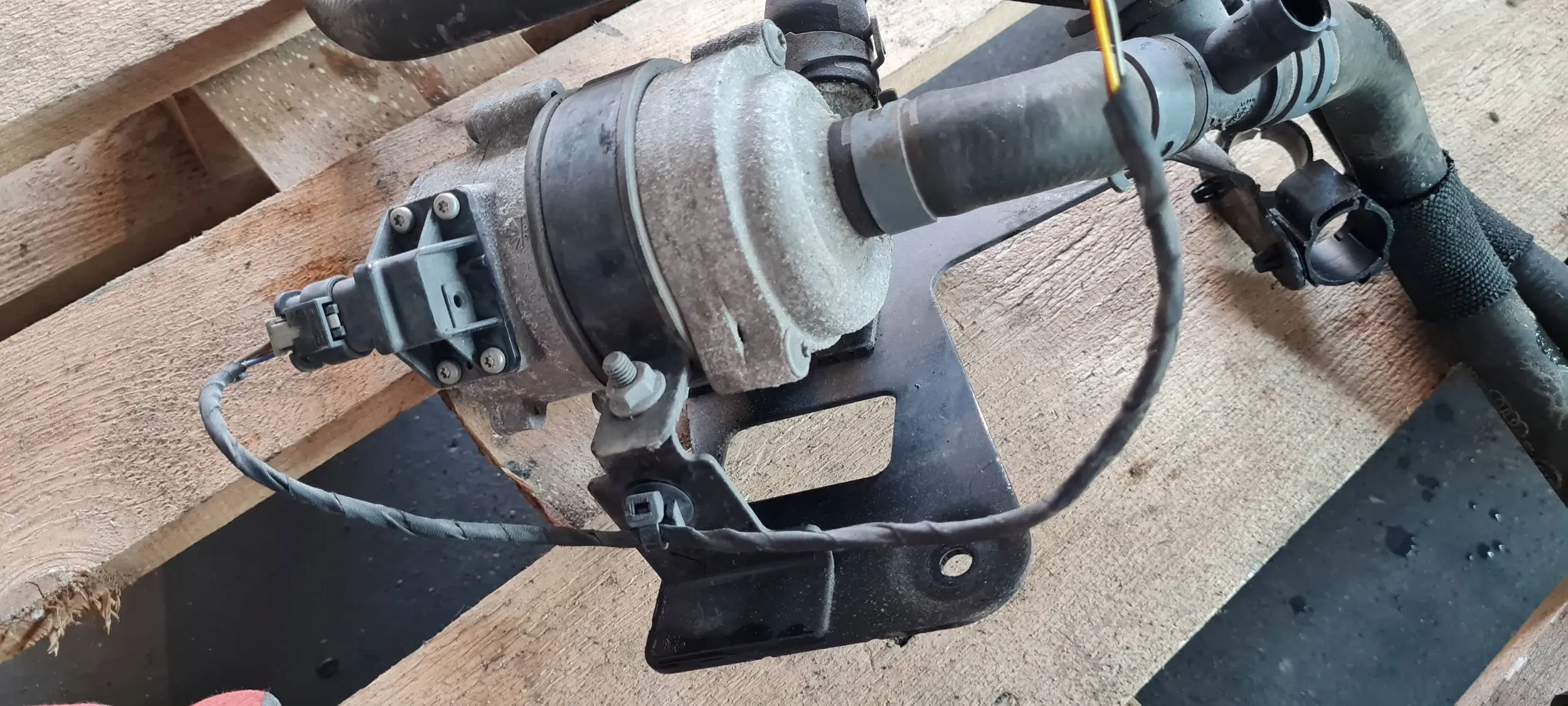 A4 B8 8W PUMPA DODATNA VODE 2.0 TDI 4M0965567A A5 8W VW AUDI