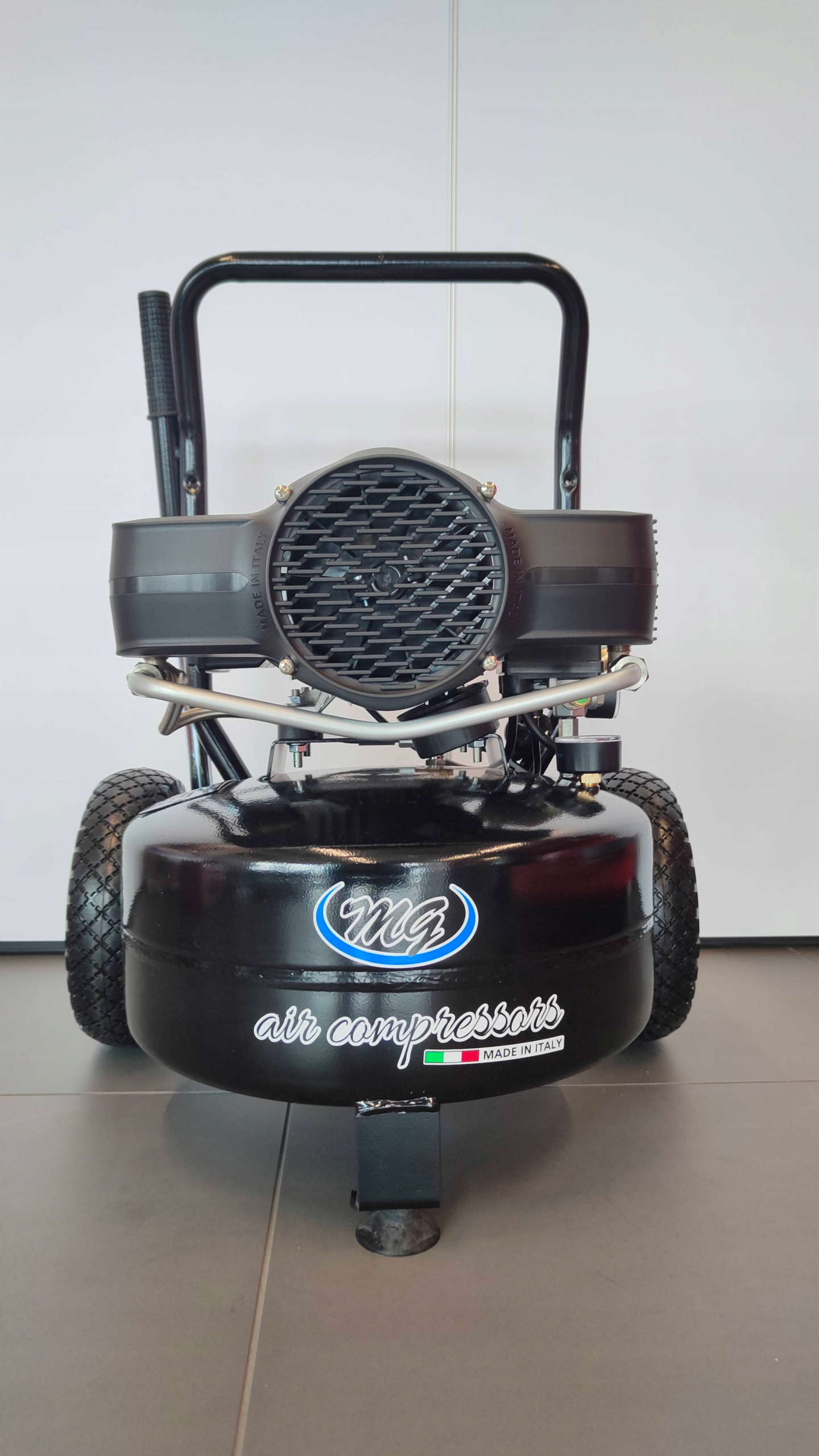 Kompresor bezolejowy MG 24L / 8BAR / 1,47 kW Italy Pojemność zbiornika 24 l