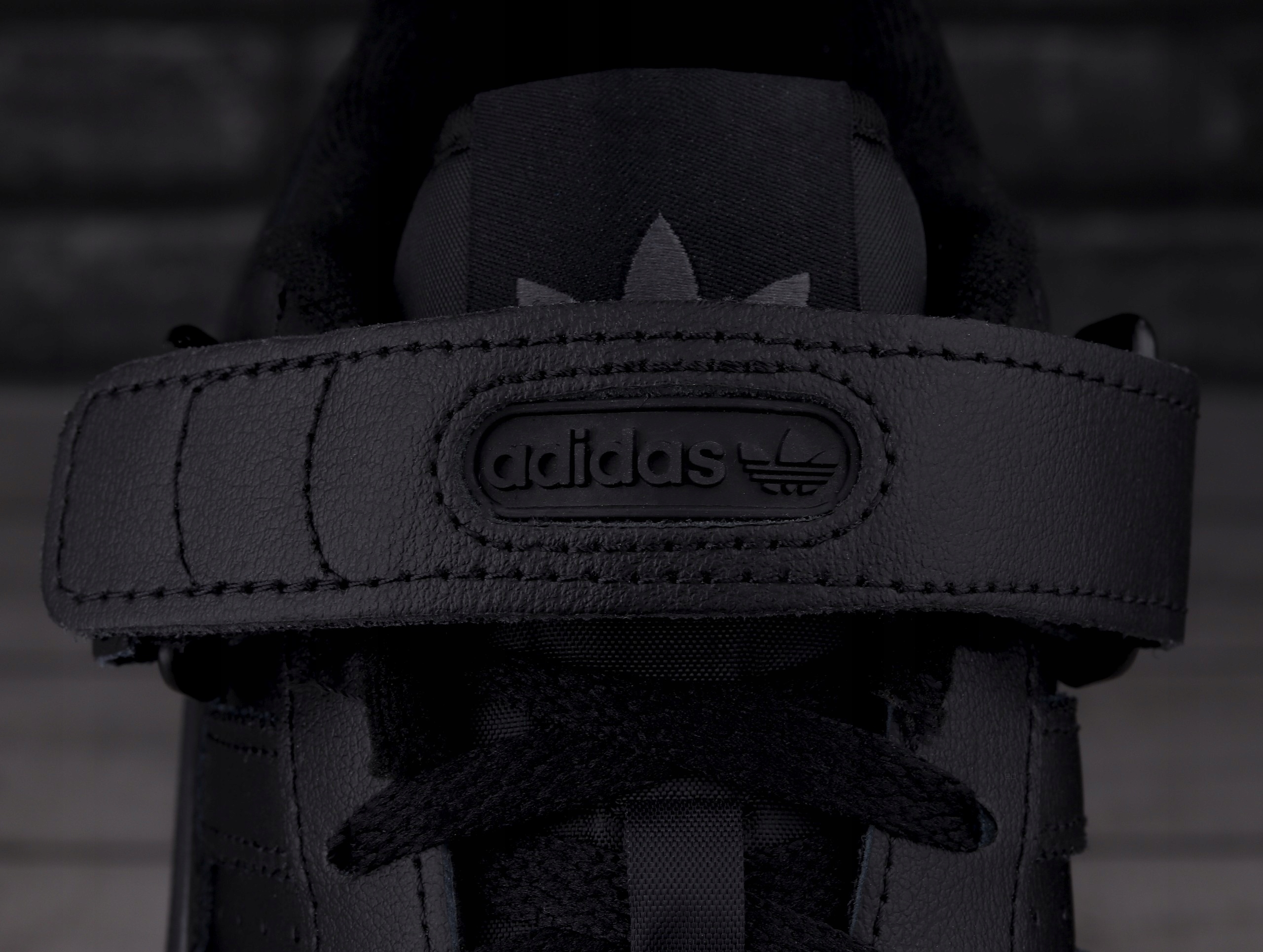 Buty męskie sportowe Adidas Forum Low Black ORIGINALS Model TRAMPKI FORUM LOW NA RZEP