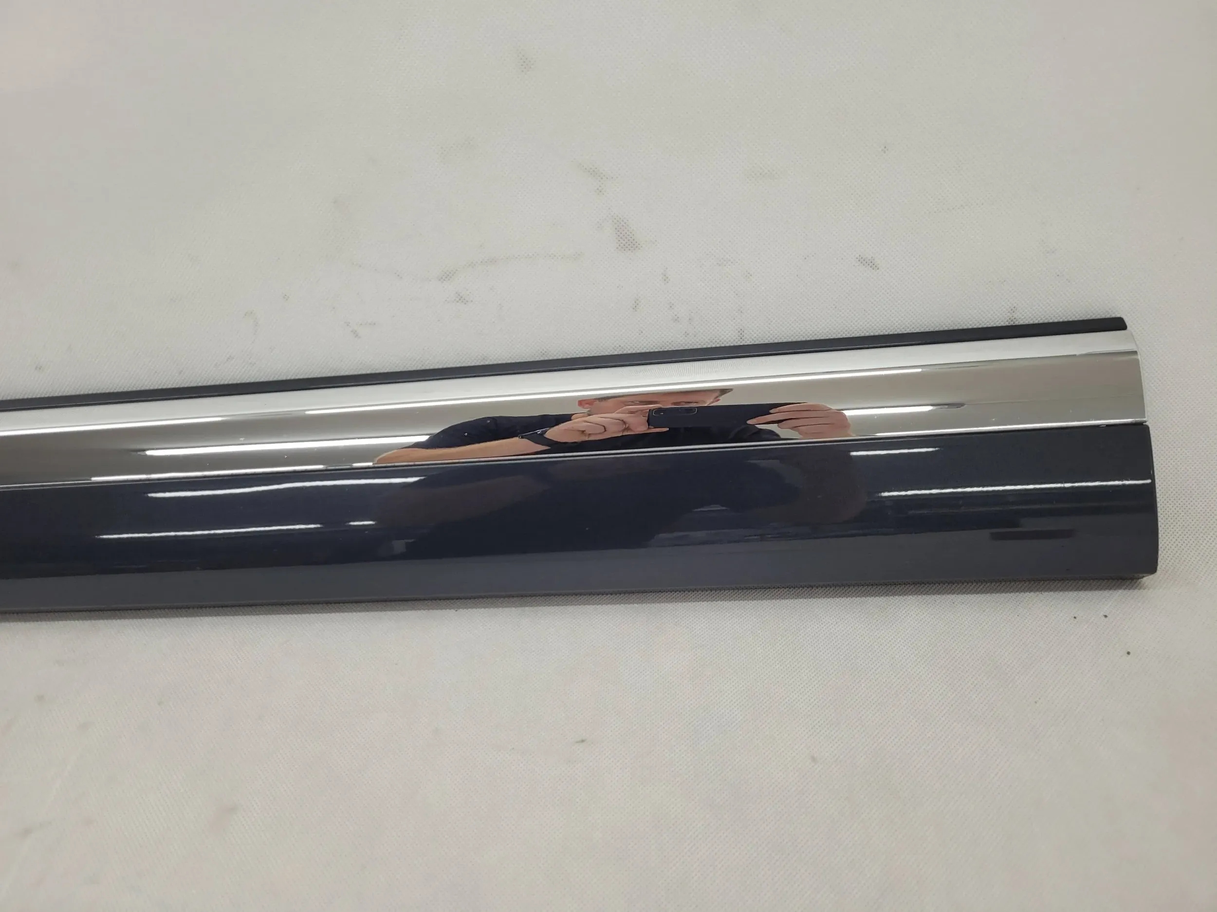 VOLVO XC90 II 15> LISTWA DRZWI PRZÓD PRZEDNICH LEWA INSCRIPTION 31448417 Strona zabudowy przód - lewa