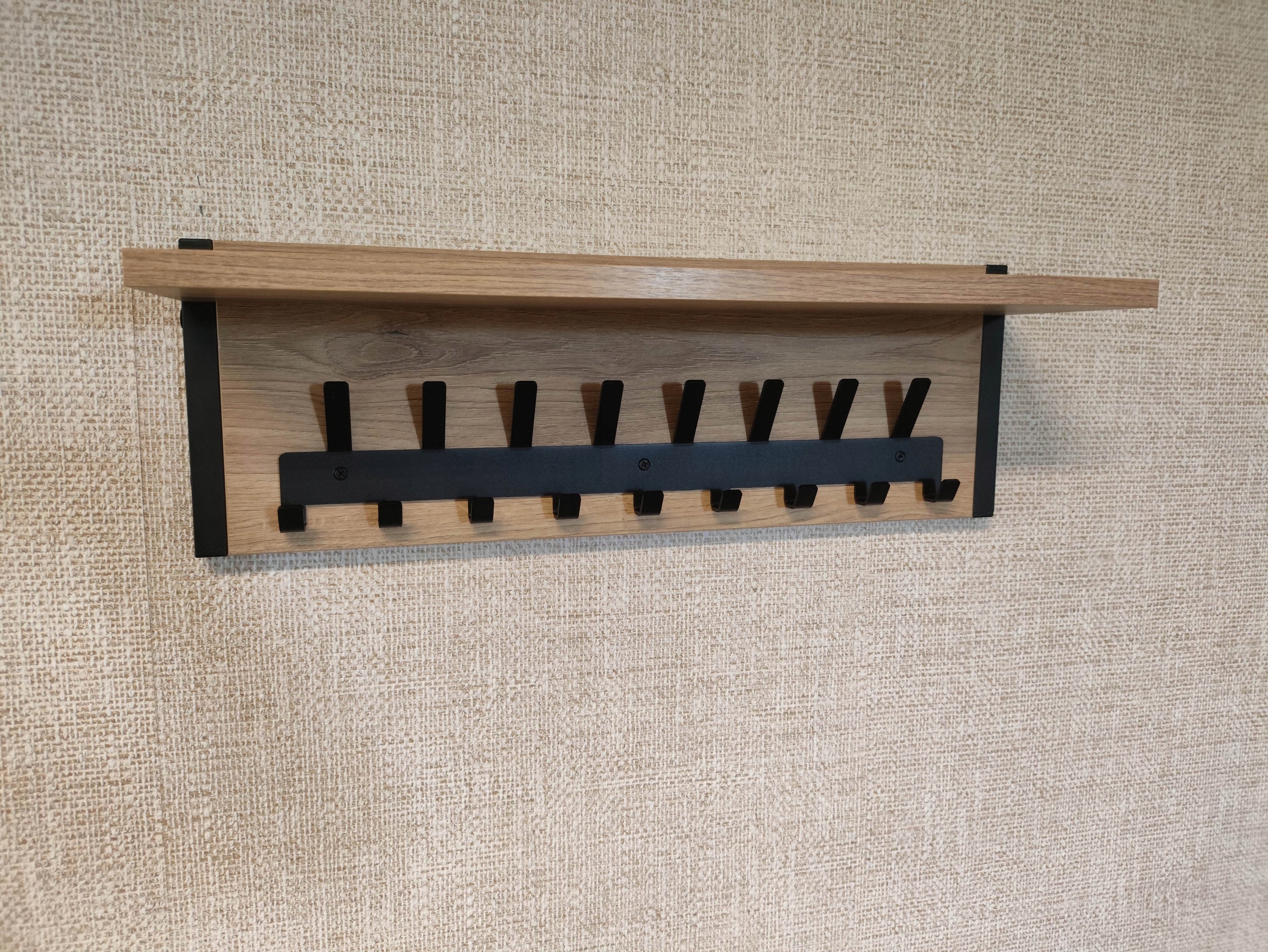 Nástěnný věšák Aga 60 cm s policí dub Evoke, dostatek místa na zavěšení