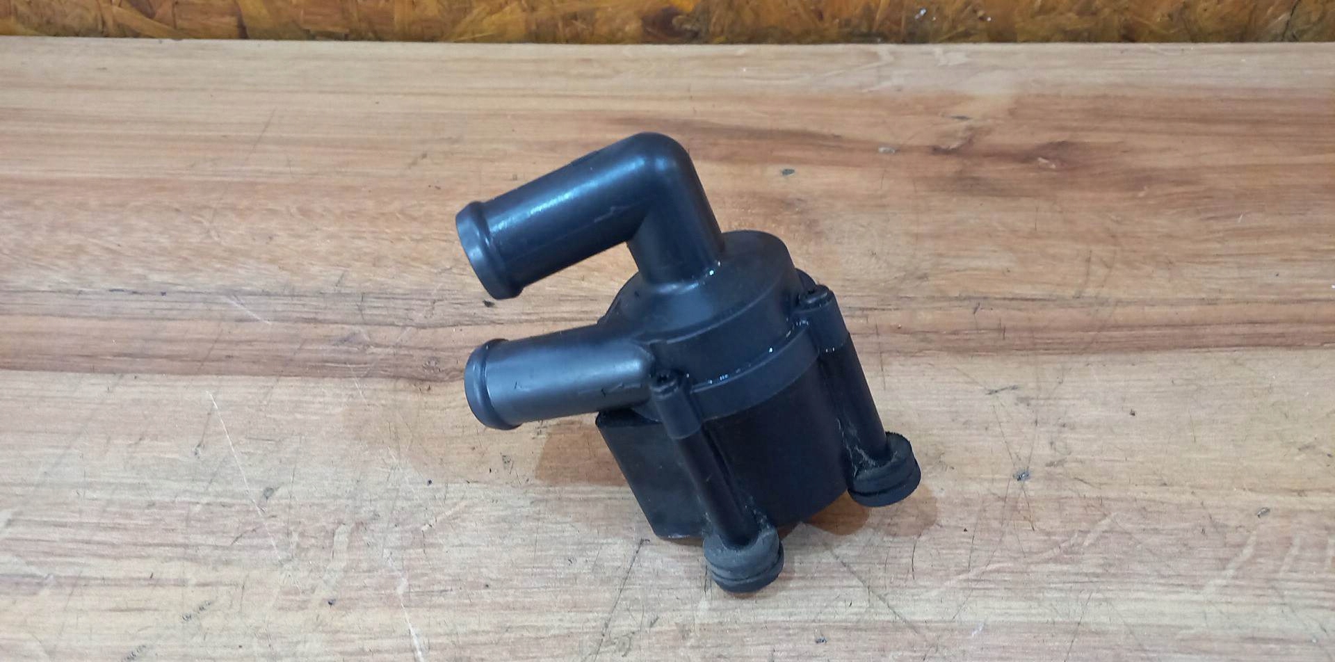 8511748 - BMW F11 дополнительный водяной насос 9230234