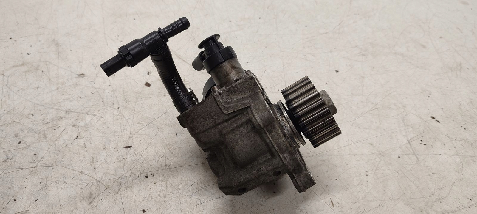 injection pump VW Caddy III 2,0 TDI