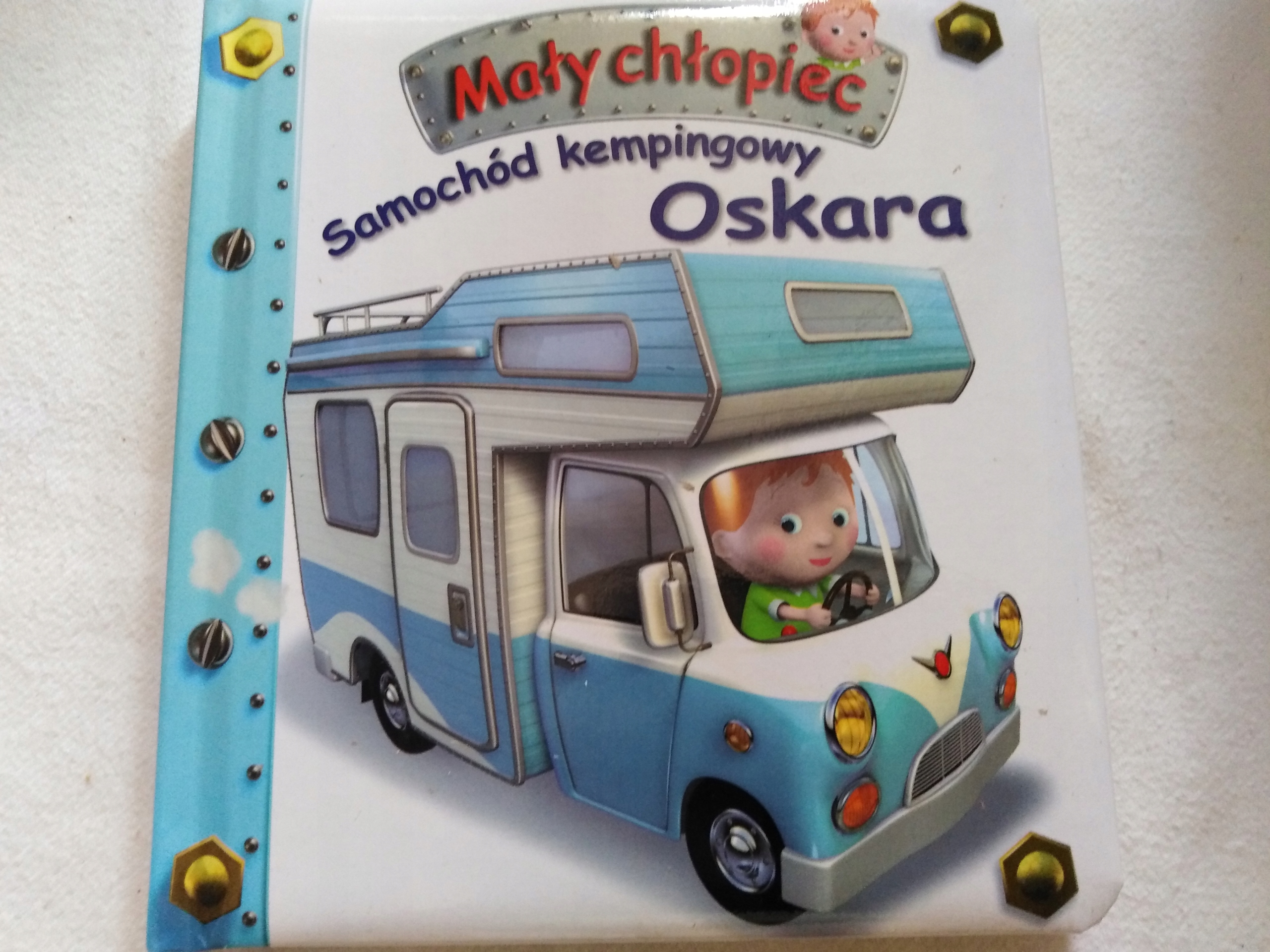 

Mały chłopiec. Samochód kempingowy Oskara