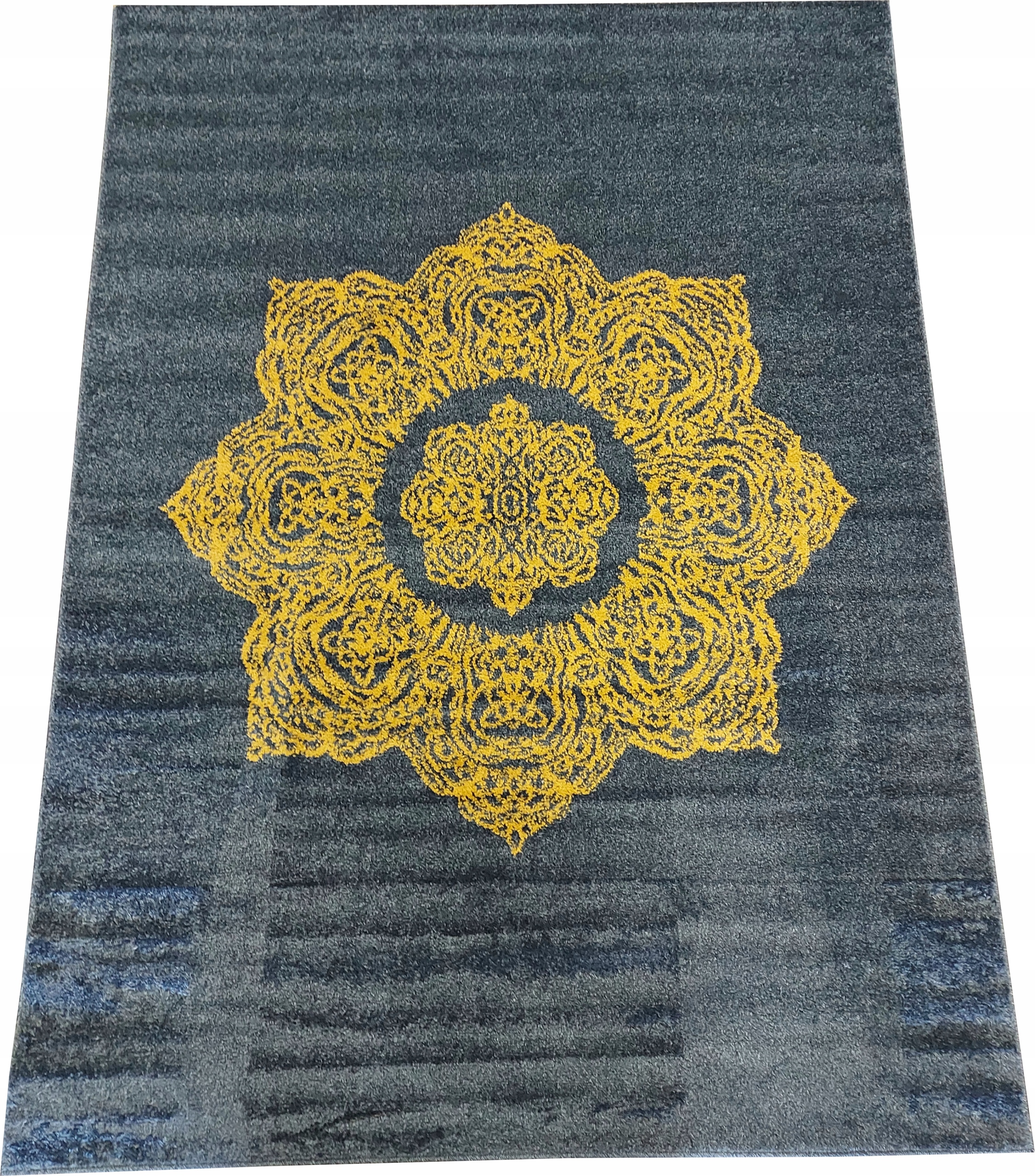 Koberec je tmavě modrý, moderní, elegantní, 120 x 160 cm