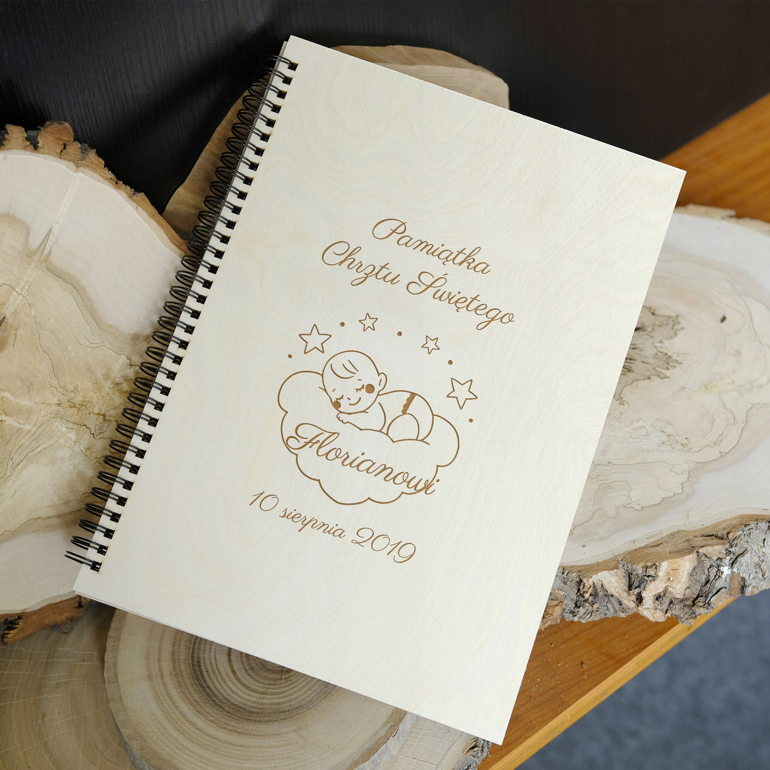 DREWNIANY ALBUM NA CHRZEST ROCZEK PAMIĄTKA GRAWER EAN (GTIN) 5903968000332