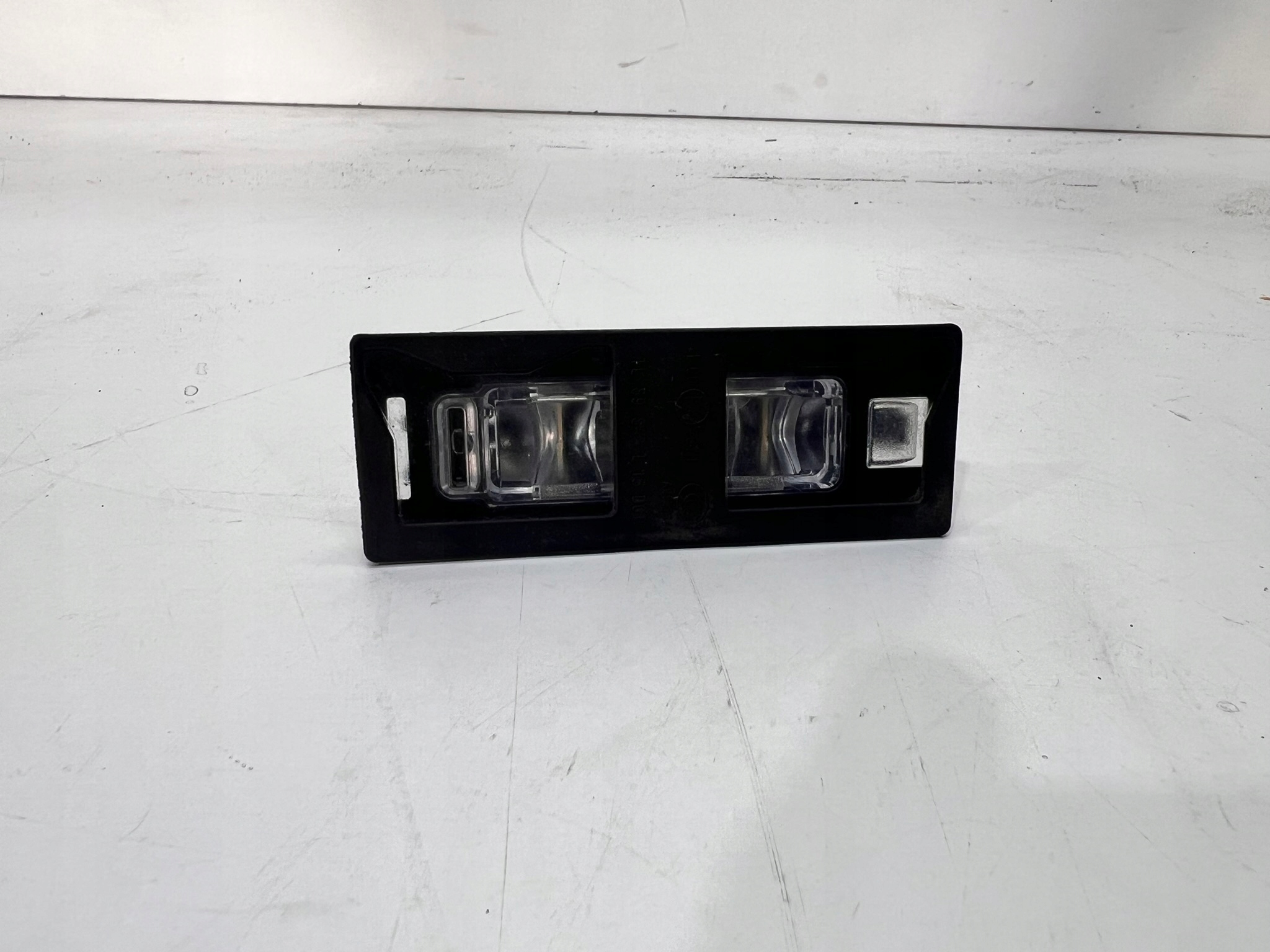 light PODSWIETLENIE signs left AUDI 8W6943021A