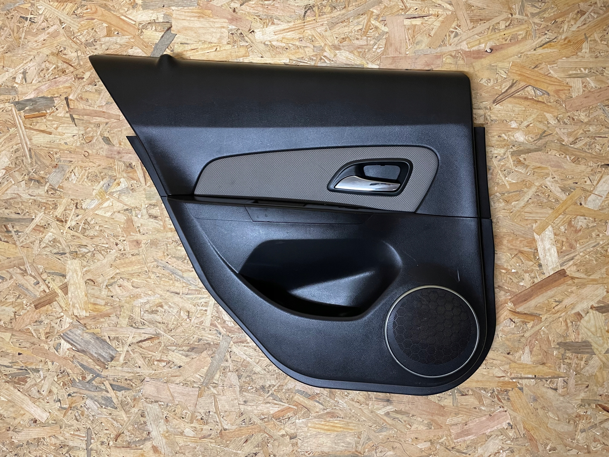 BOCZEK DRZWI LEWY TYŁ TYLNY CHEVROLET CRUZE SEDAN