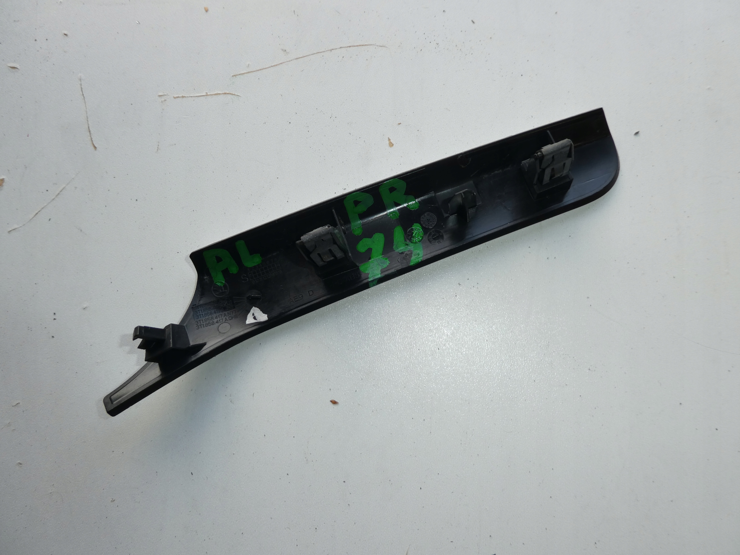 SKODA SUPERB II MOULAGE DEKOR CONSOLE 3T1858417A
