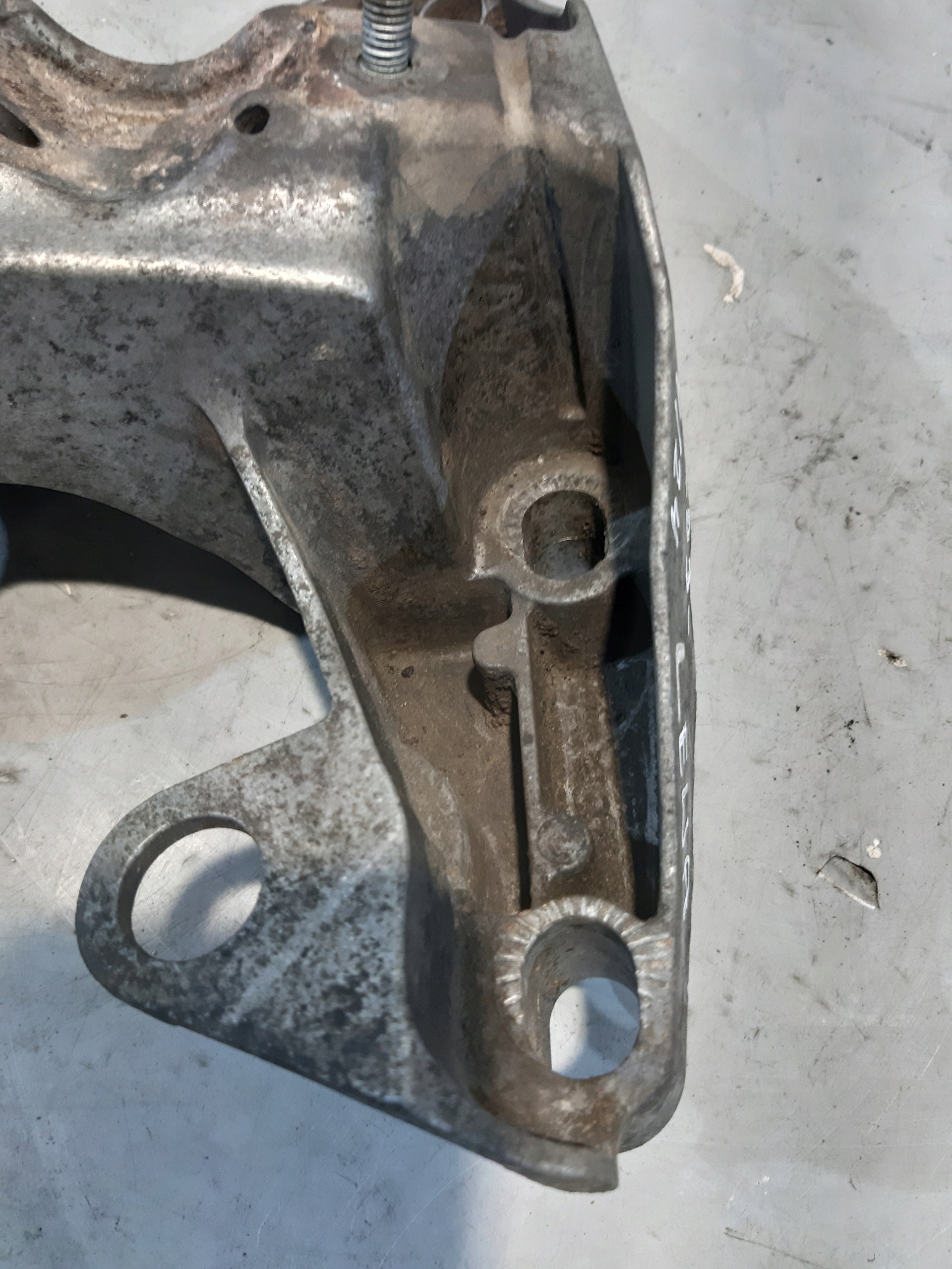 holder of the engine 8E0199351A engine mount left VW PASSAT B5 FL 2.8 V6