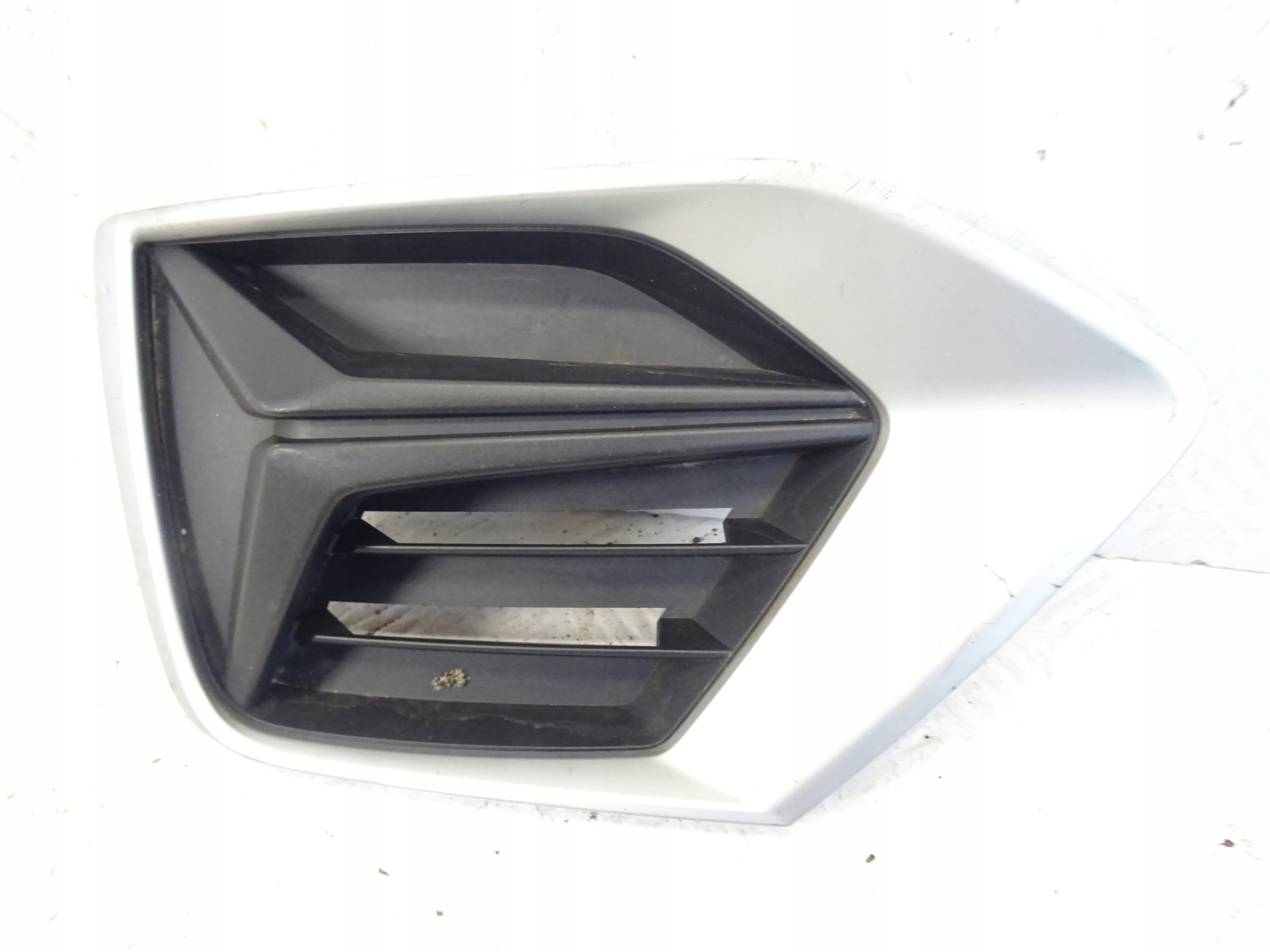 grid of a bumper front front left AUDI Q3 II 83A807681B