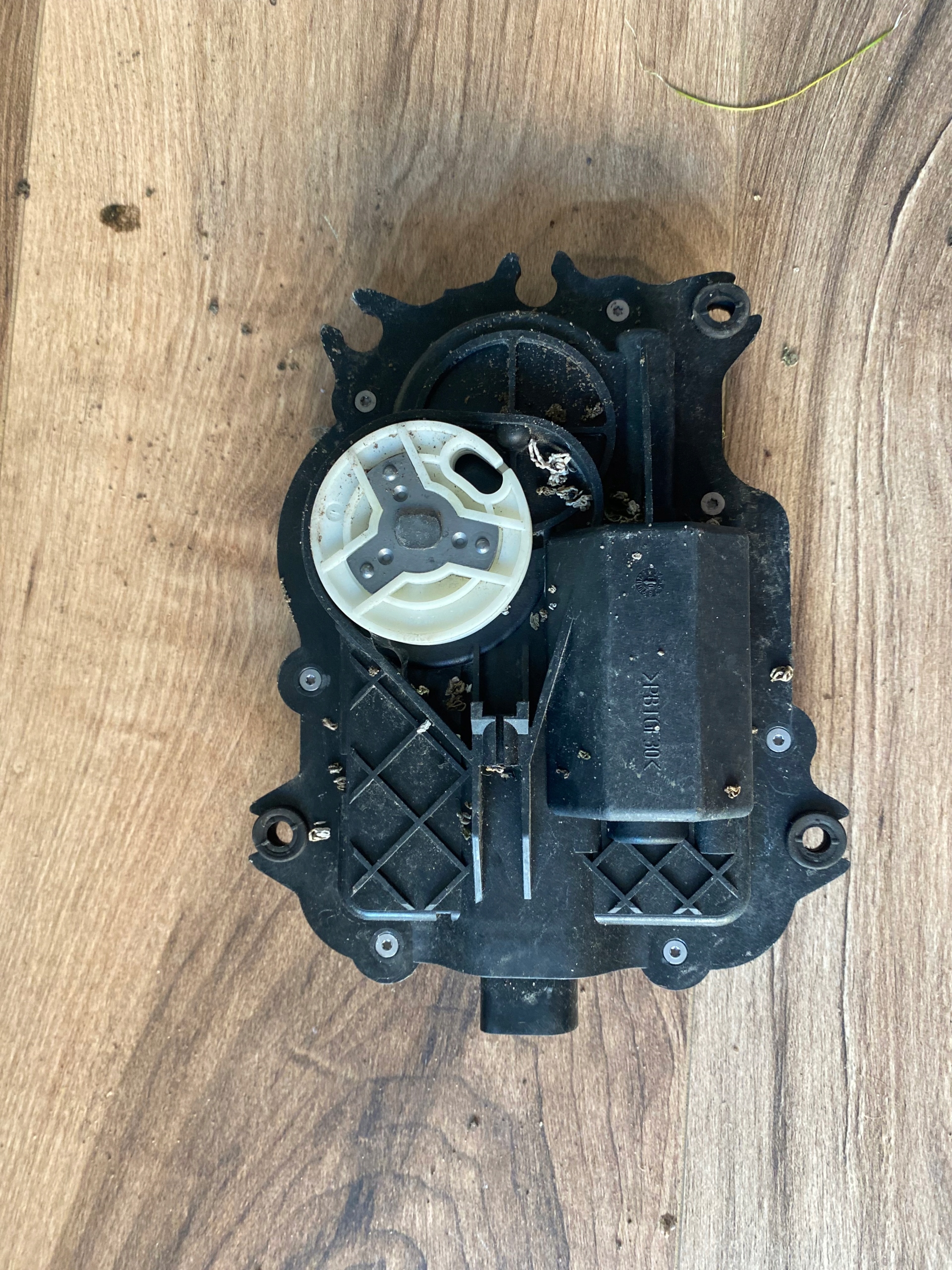 SILNICZEK DOCIĄGU DRZWI PRAWY PRZÓD AUDI A8 D3