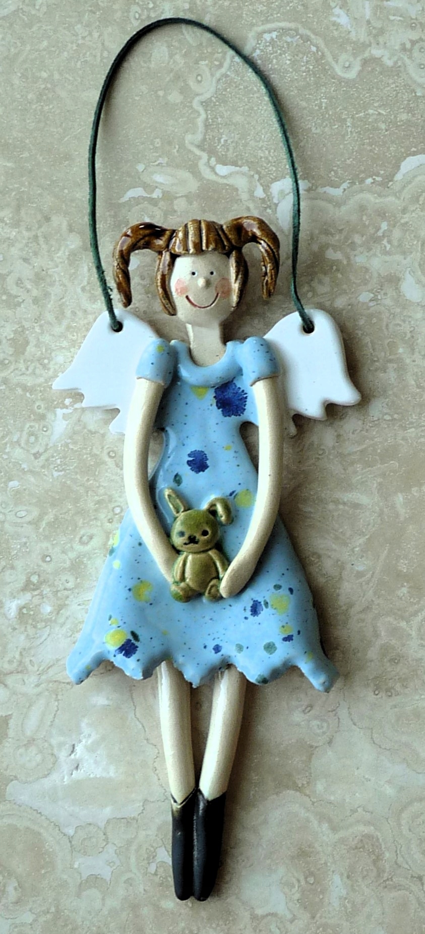 Keramická figurka Modrý anděl Dívka s králíkem Dárek 21 cm
