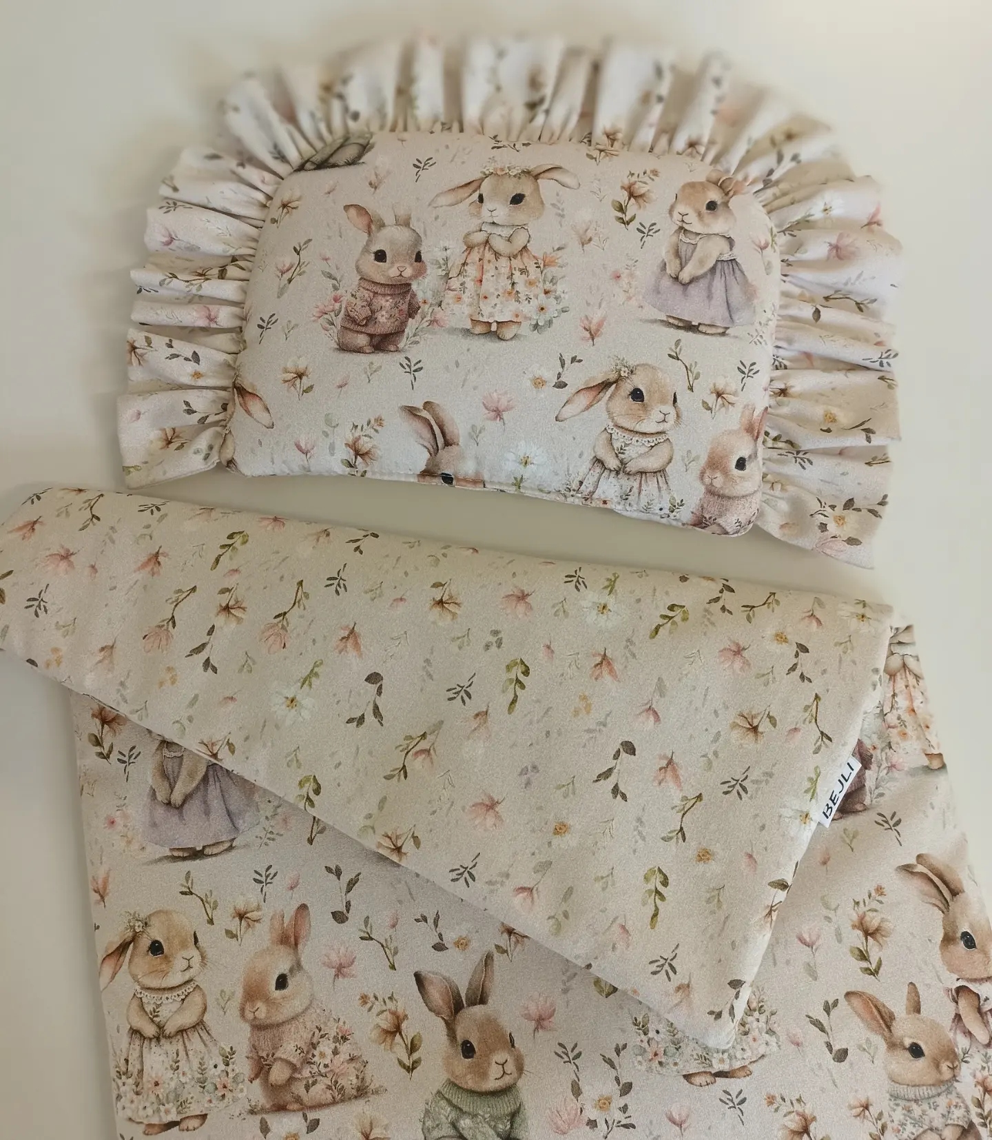 DREWNIANE ŁÓŻECZKO DLA LALEK + POŚCIEL W KRÓLICZKI I KWIATUSZKI Marka inna