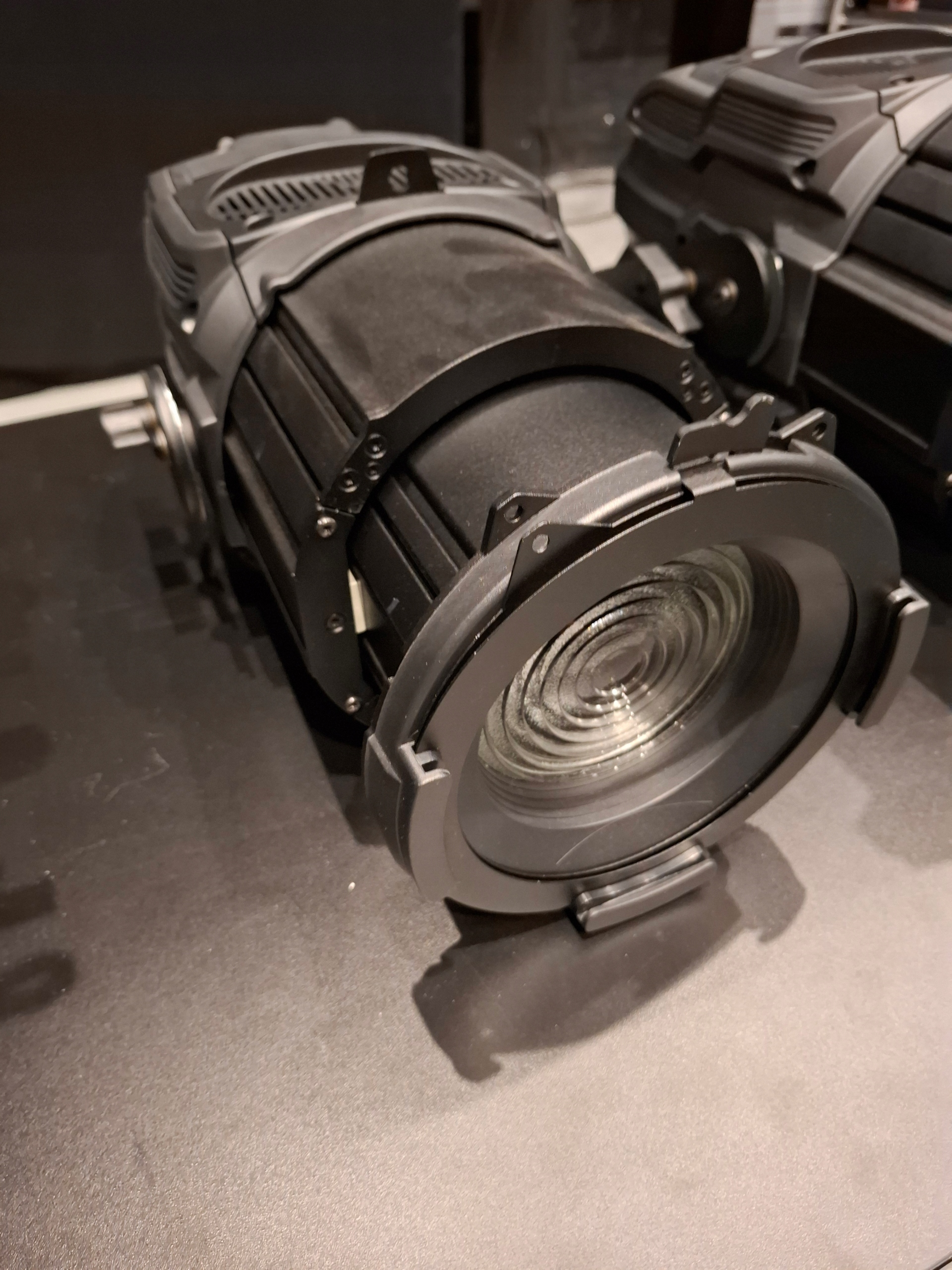 DTS TENORE 3 HQS FR Reflektor Teatralny Profilowy LED FRESNEL - DEMO