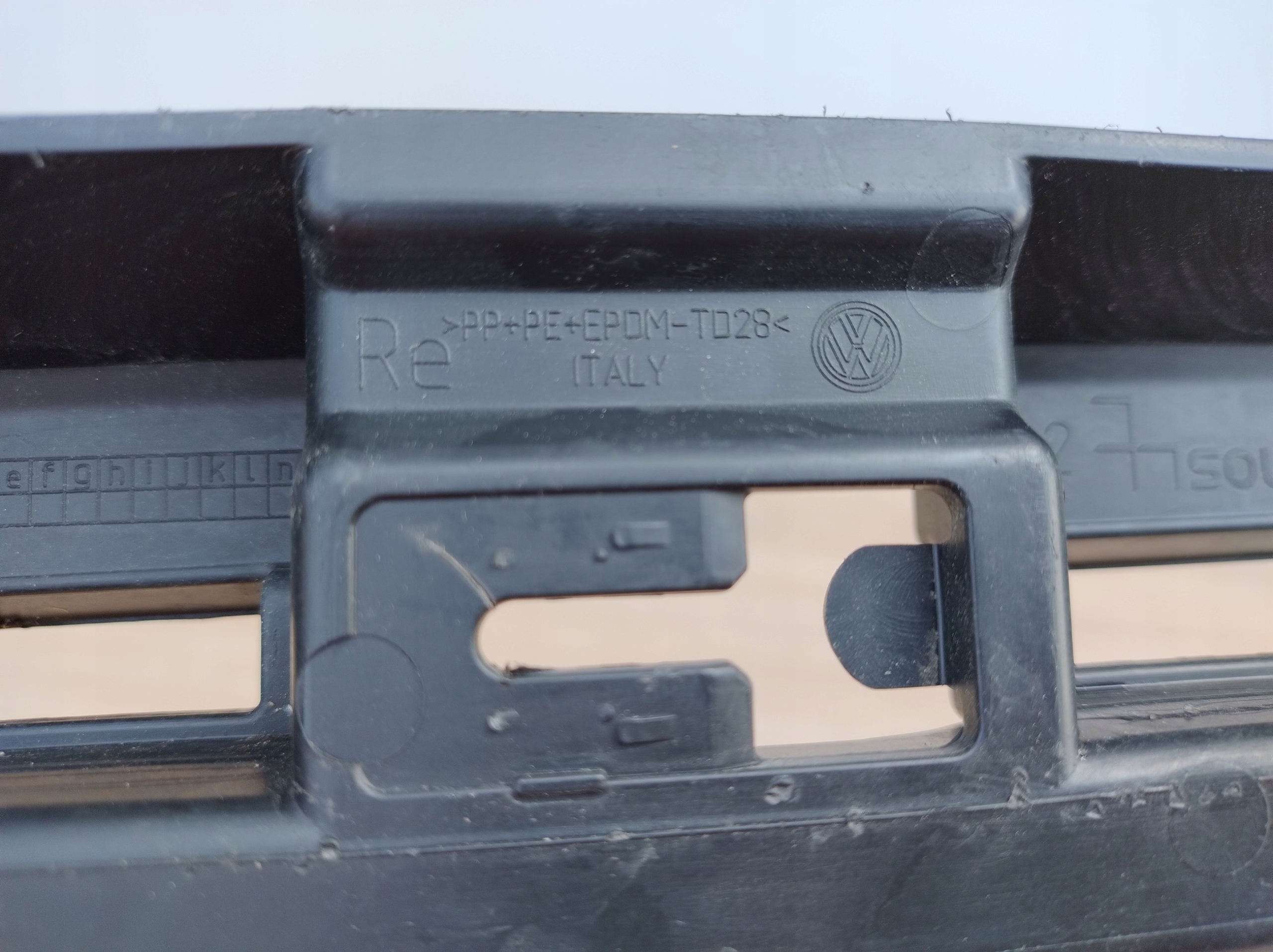 VW PASSAT B8 right holder mouldings PROGOWEJ support bracket 106501400100