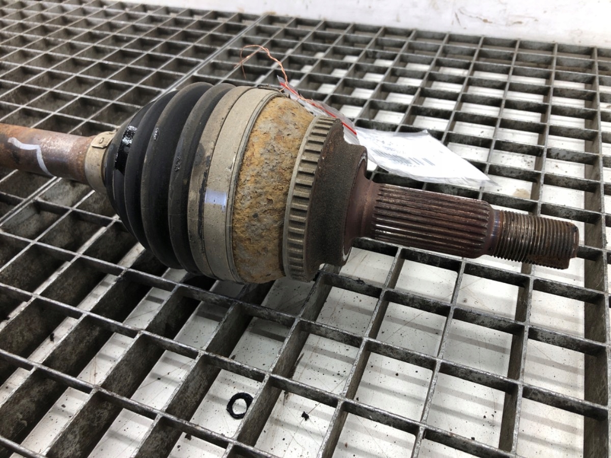 PÓŁOŚ LEWY PRZÓD TOYOTA AVENSIS T25 2.0 116KM Producent części OEM