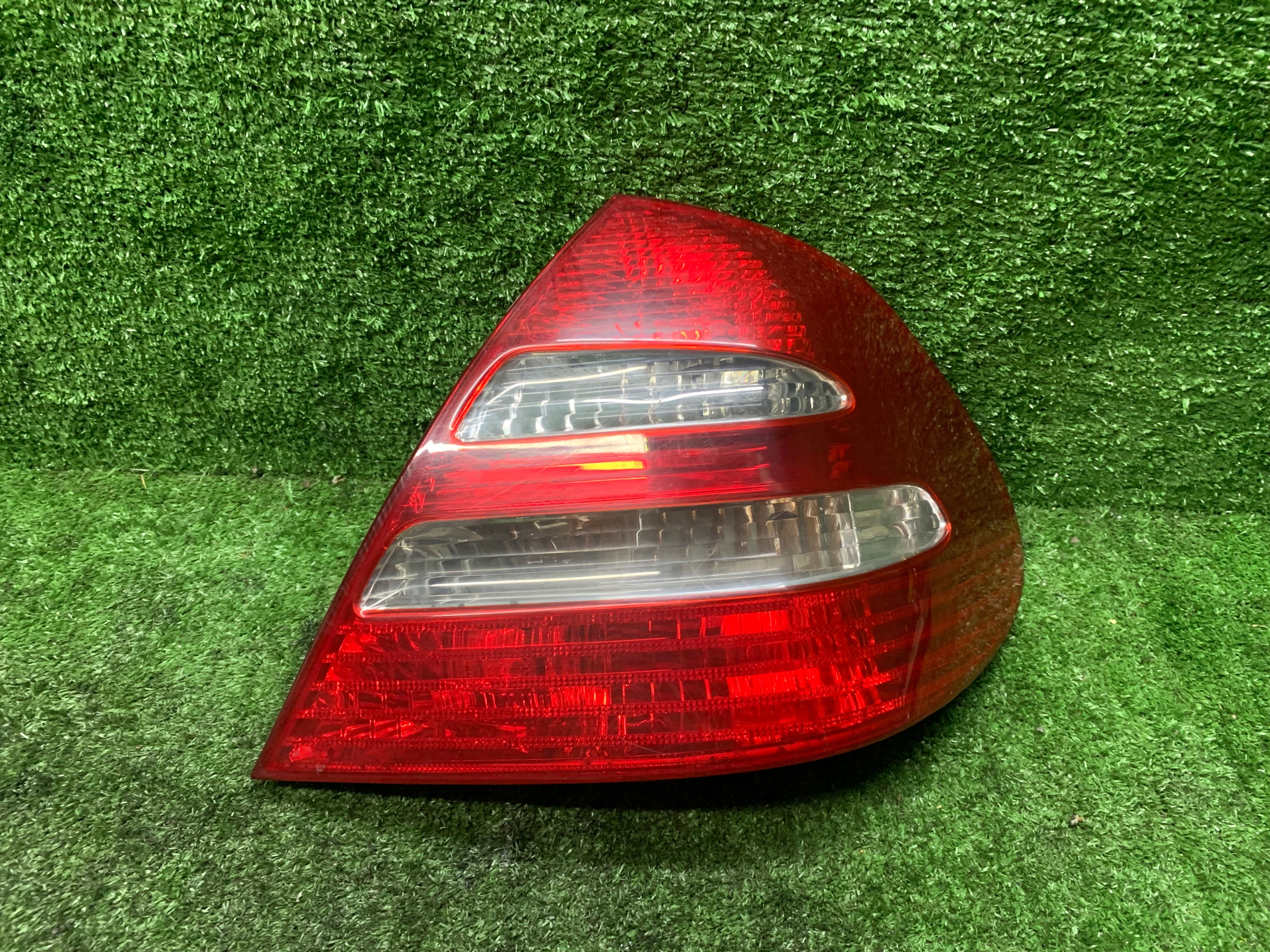 Lampa prawy tył Mercedes W211 sedan 2118200664